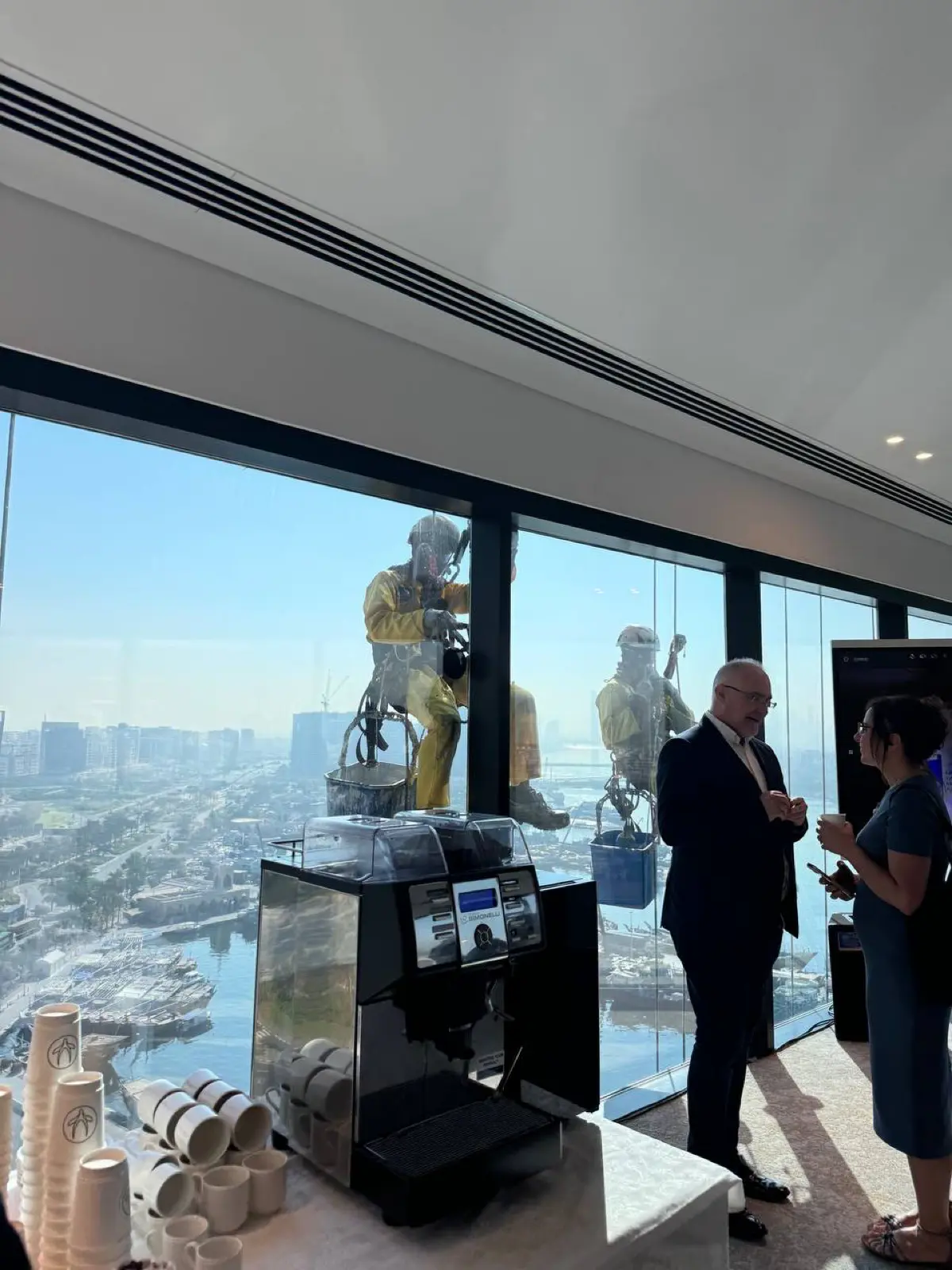 После нескольких месяцев работы рекрутером в Дубае я принял решение вернуться в Москву, и хочу поделиться этим опытом
Работа в международной среде стала для меня важным этапом профессионального роста | Сетка — социальная сеть от hh.ru