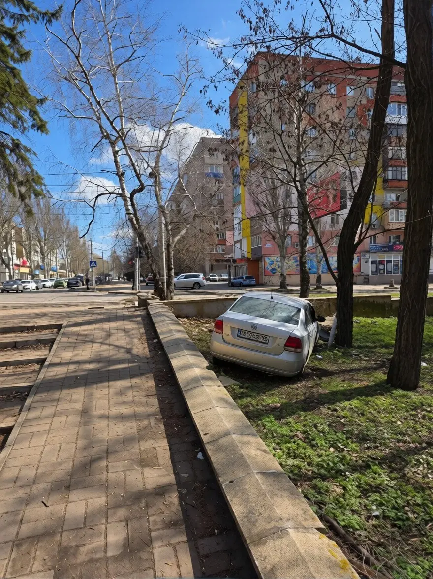 Брошенный автомобиль после ДТП в парке им. Джарты в Макеевке | Сетка — социальная сеть от hh.ru