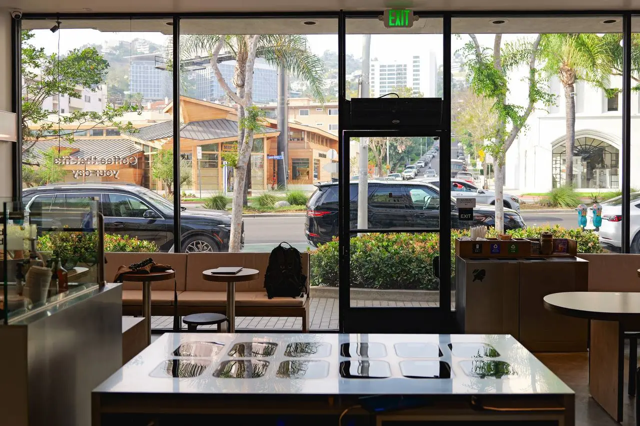В Лос-Анджелесе в районе West Hollywood открылся первый Дринкит | Сетка — социальная сеть от hh.ru