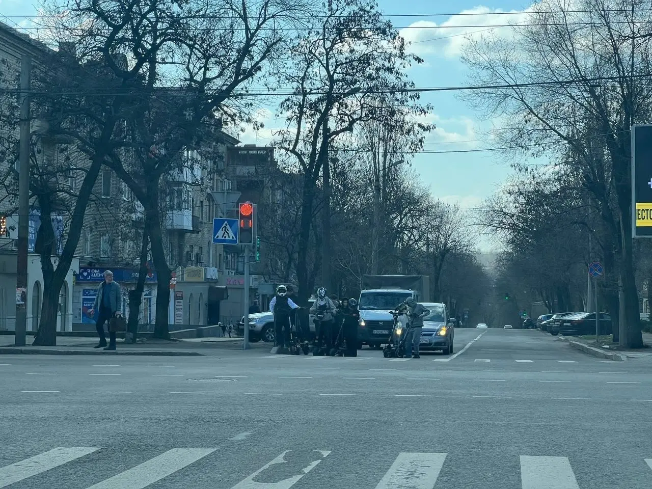 Толпа пездюков на самокатах передвигается по проезжей части 🤬 | Сетка — социальная сеть от hh.ru