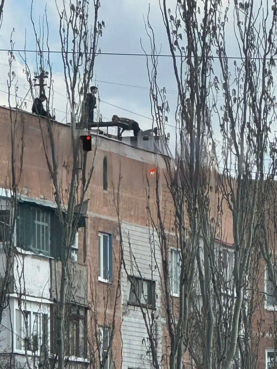 Внимание, родители!
🤯Сегодня на крыше дома по адресу: улица Петровского, 107, дети гуляют, испытывая свою судьбу. Пожалуйста, следите за детьми, чтобы избежать несчастных случаев | Сетка — социальная сеть от hh.ru
