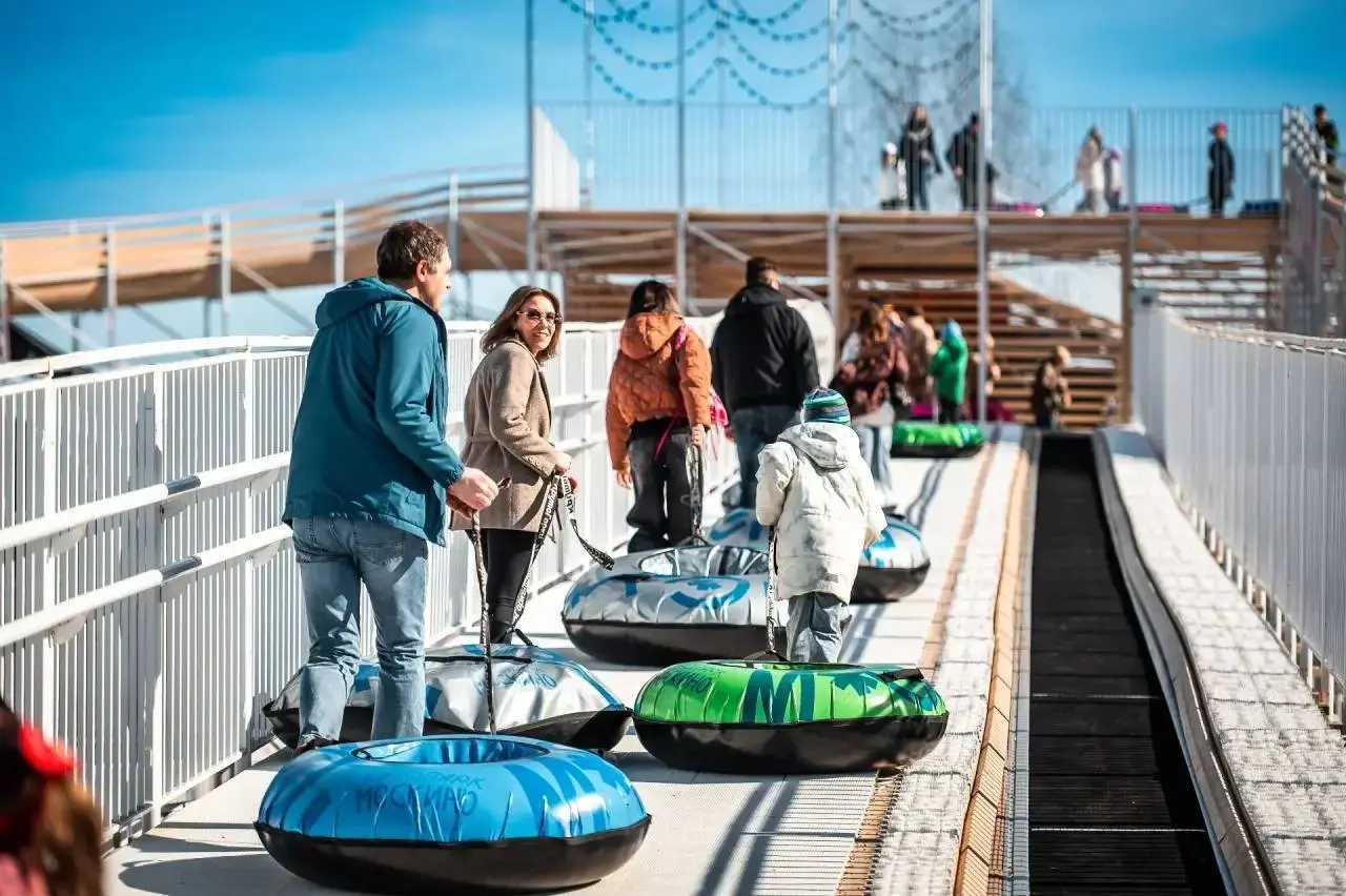 🔥Бесплатная тюбинговая горка в кинопарке «Москино» станет всесезонной
До конца марта она продолжит работать в обычном режиме, а затем горку перенесут на площадку «Питерский бар», где она возобновит ра... | Сетка — социальная сеть от hh.ru