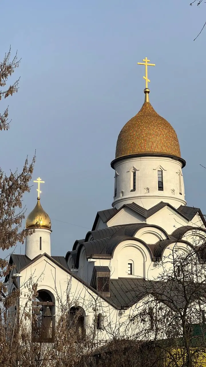 вечером вышла почитать в любимый парк недалеко от дома
сок + буэно сделали свое дело и я с кайфом сидела, пока не отмеряли пальцы
греться пошла в кафе на территории храма
ооооочень вкусная ватрушка, п... | Сетка — социальная сеть от hh.ru