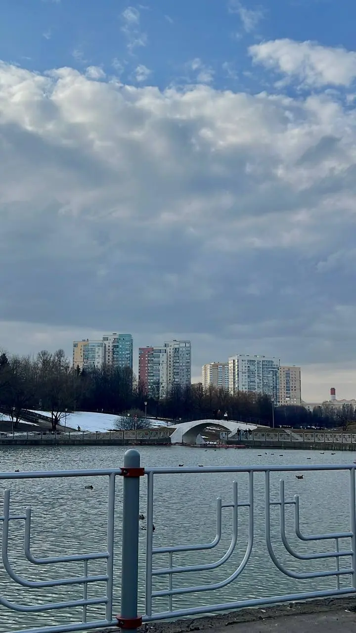 вечером вышла почитать в любимый парк недалеко от дома
сок + буэно сделали свое дело и я с кайфом сидела, пока не отмеряли пальцы
греться пошла в кафе на территории храма
ооооочень вкусная ватрушка, п... | Сетка — социальная сеть от hh.ru