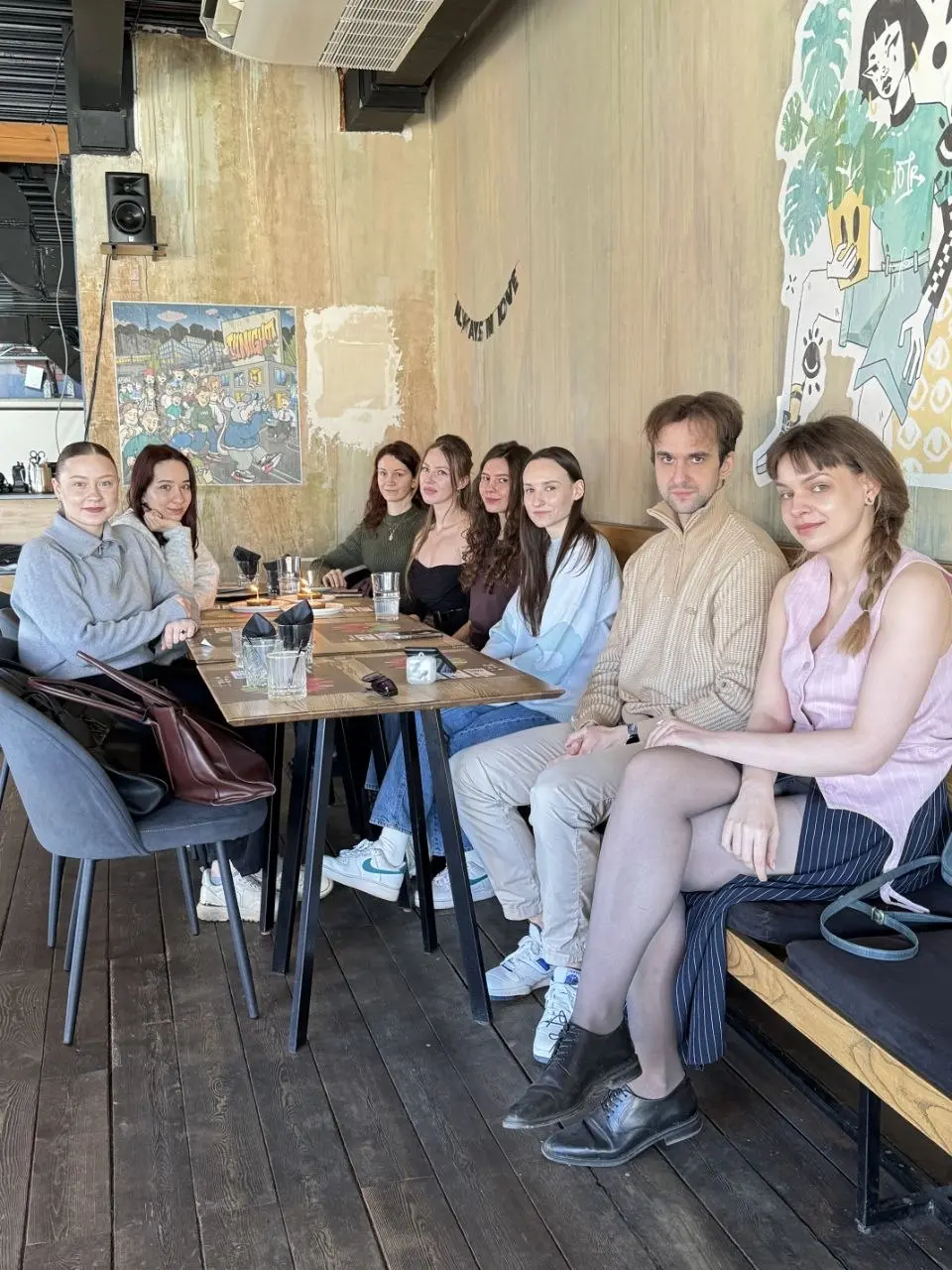 28/03/26
Отметили наш первый День Рождения сегодня десертиками, свечками и душевными разговорами 🍰
Обсудили:
— день рождения
— кем работать, если не дизайнером
— кринж истории с работы
— пополнили чер... | Сетка — социальная сеть от hh.ru