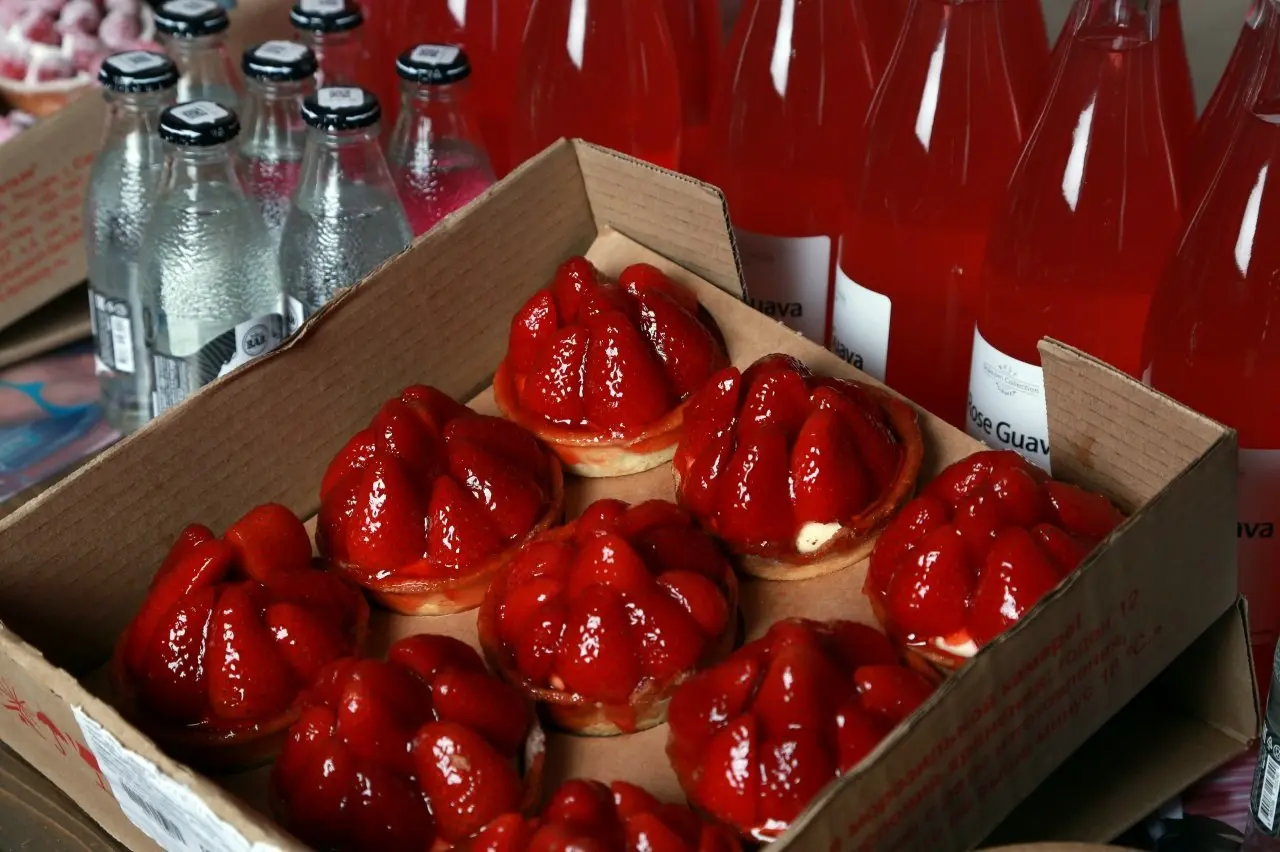 Настаиваем, что арт-событие может быть невероятно вкусным! На #ROZOVO мы подумали, чем же угостить гостей и художников серым февральским вечером? Ягодами! Это же очевидно! Ягоды зимой, как и бабочки н... | Сетка — социальная сеть от hh.ru