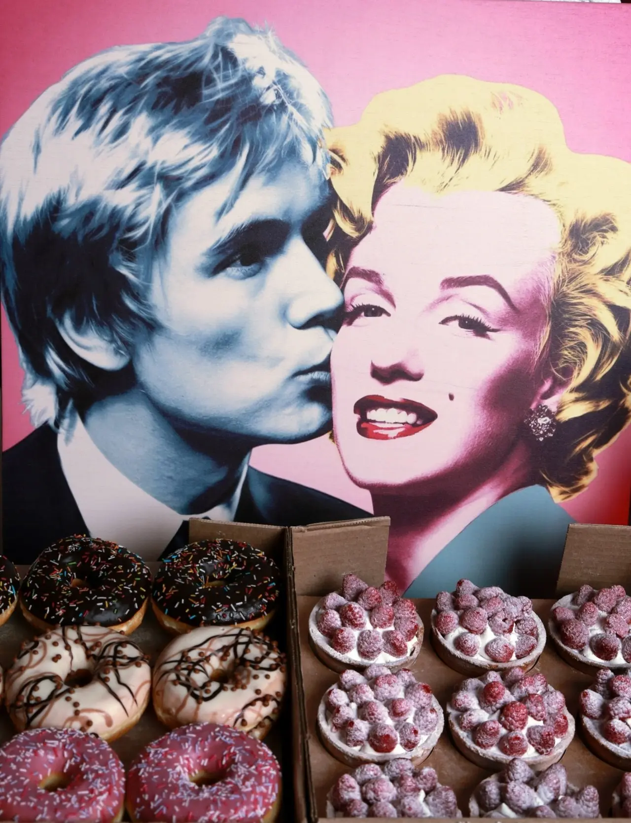 Настаиваем, что арт-событие может быть невероятно вкусным! На #ROZOVO мы подумали, чем же угостить гостей и художников серым февральским вечером? Ягодами! Это же очевидно! Ягоды зимой, как и бабочки н... | Сетка — социальная сеть от hh.ru