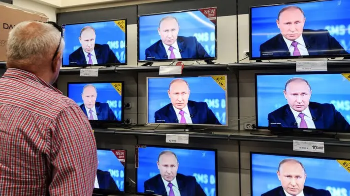 Телевидение остается основным источником новостей в России.
Телевидение сохраняет статус главного источника новостей для россиян, несмотря на постепенное снижение аудитории | Сетка — социальная сеть от hh.ru