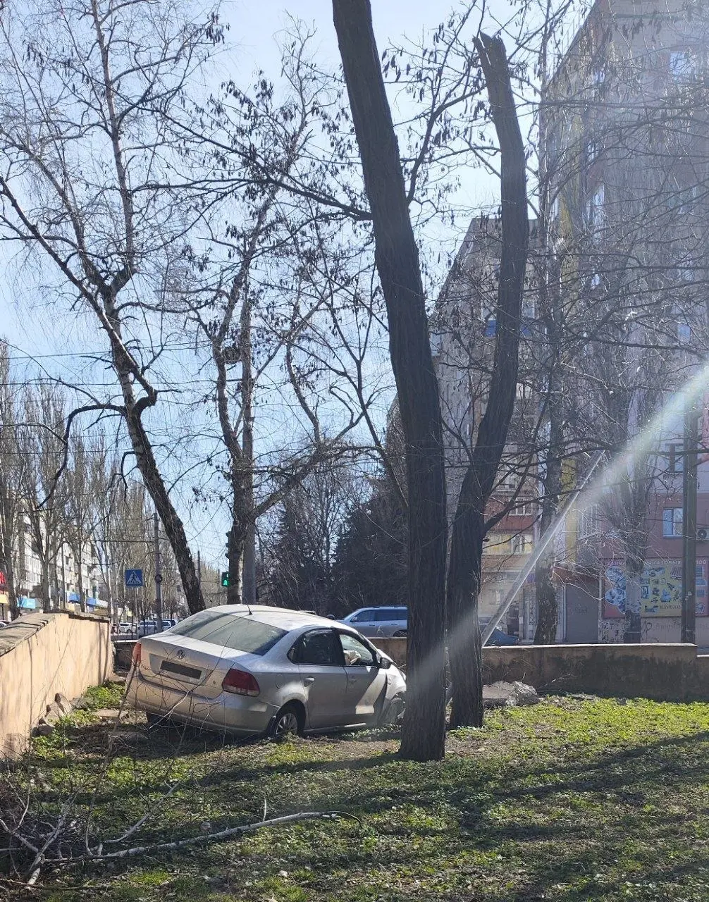 В парке Джарты, в центре Макеевки, машина после аварии так и стоит | Сетка — социальная сеть от hh.ru