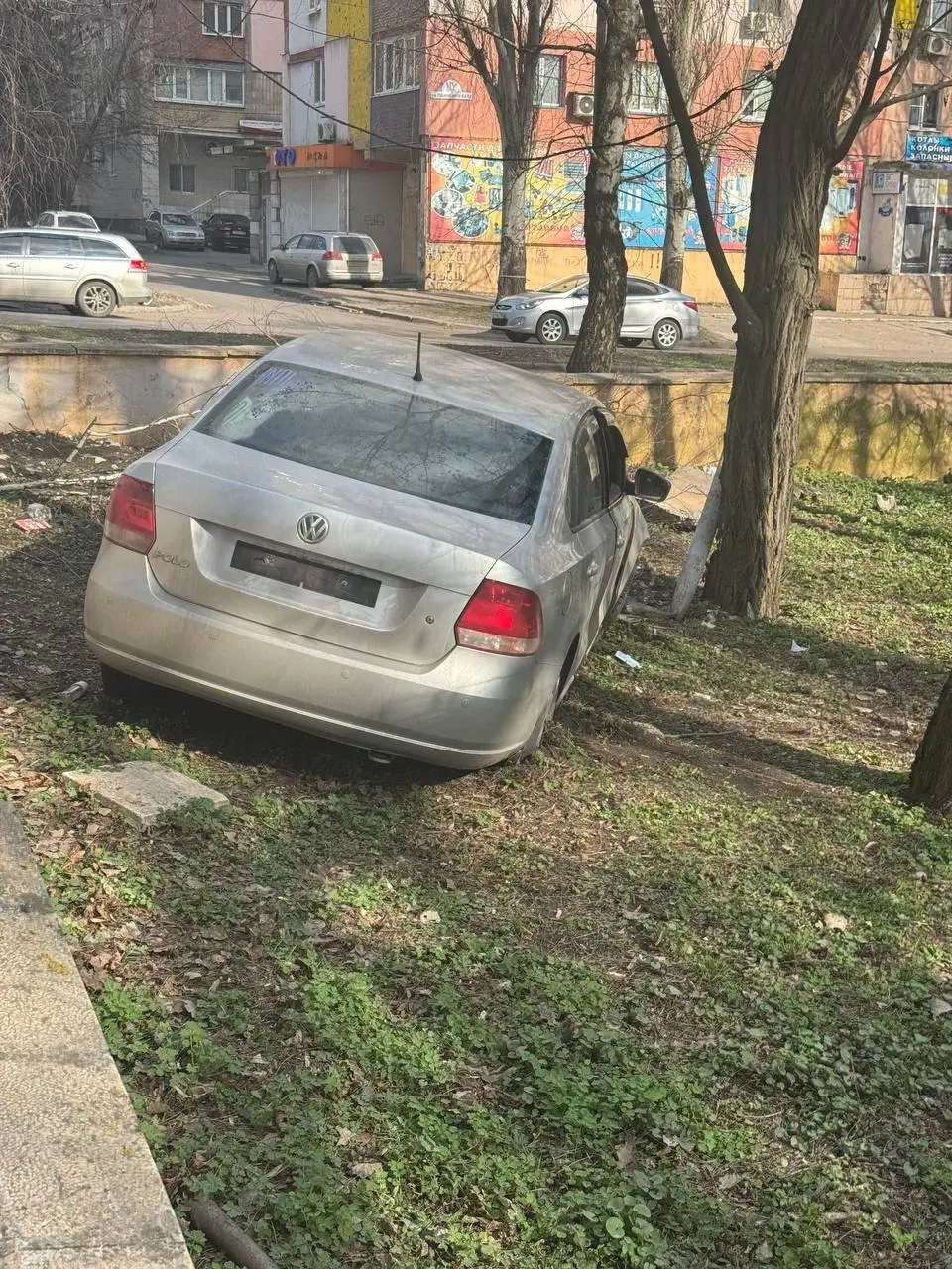 В парке Джарты, в центре Макеевки, машина после аварии так и стоит | Сетка — социальная сеть от hh.ru