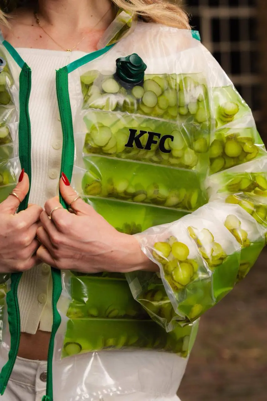 KFC выпустил куртку с рассолом к выходу линейки Pickle Mania. Настоящие огурцы в карманах, настоящий рассол внутри, настоящая трубочка для экстренного доступа. Не мерч, а аптечка первой помощи | Сетка — социальная сеть от hh.ru