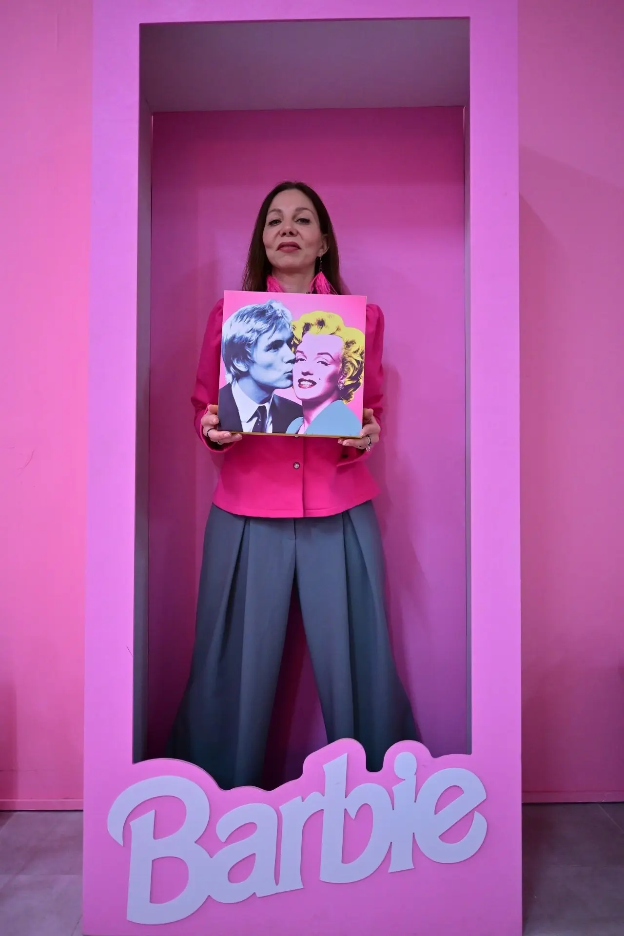 А знаете, что в руках у гостьи арт-вечеринки #ROZOVO? То, без чего #ROZOVO не существовало бы! Именно работа 'Поцеловать эпоху' натолкнула на мысль создать вечеринку, посвящённую такому противоречивом... | Сетка — социальная сеть от hh.ru