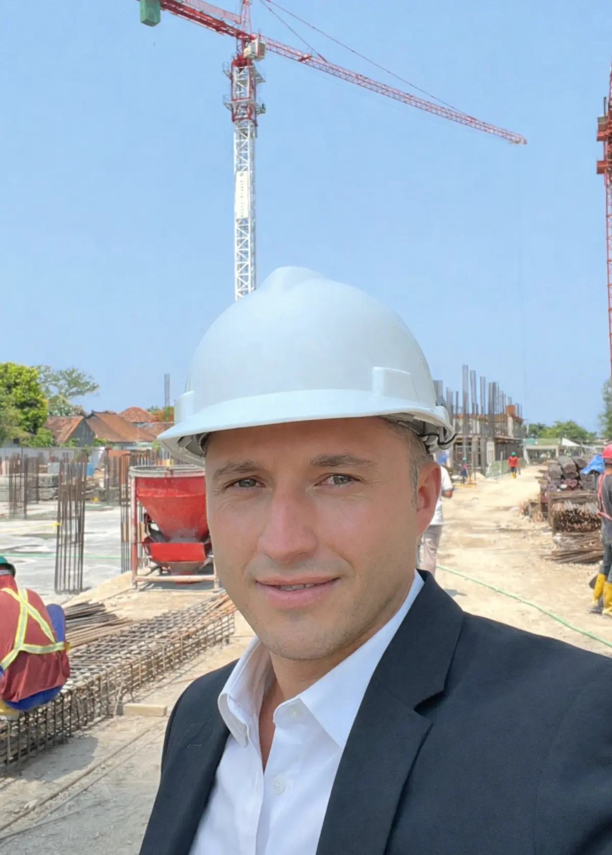 Building never really stops
Not just cranes, бетон и сроки but you yourself.
Every decision, every mistake, every late night it’s all part of your own construction | Сетка — социальная сеть от hh.ru