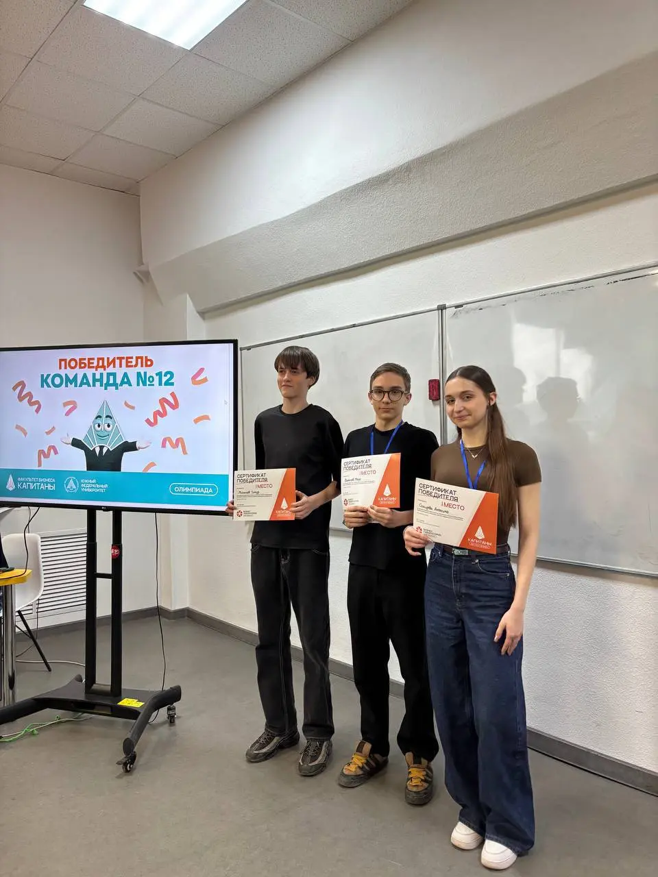 Вчера провели первую на нашем факультете олимпиаду 🚀
Это был кейс-чемпионат. За первые места мы дали возможность получить +10 баллов к ЕГЭ | Сетка — социальная сеть от hh.ru