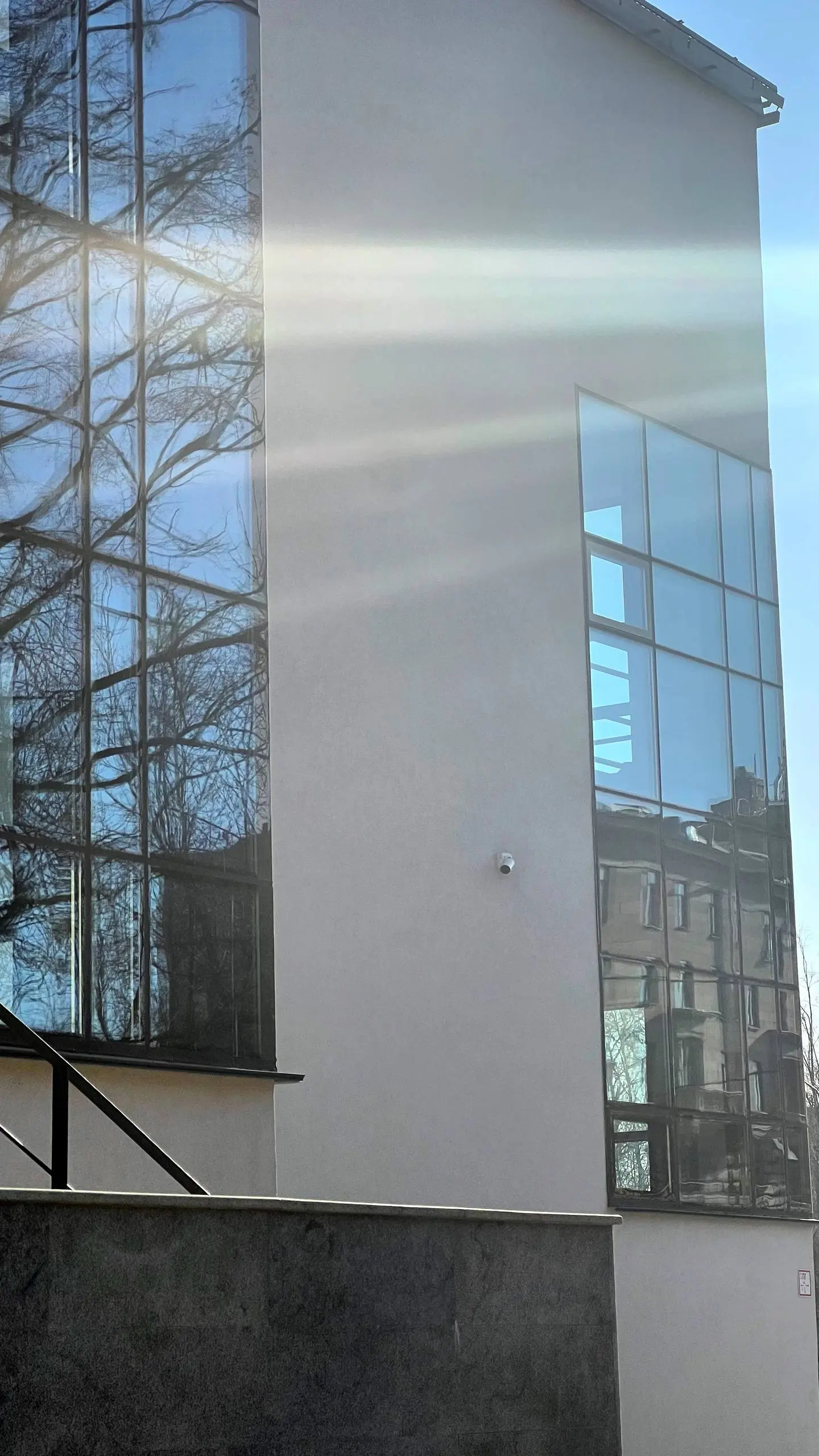 🩷🩷 Центр современного искусства им. Сергея Курёхина в Санкт-Петербурге 🧱
🪟🏛️🪟🏛️
Белые модернистские фасады с панорамным остеклением возвышаются над серым каменным стилобатом | Сетка — социальная сеть от hh.ru