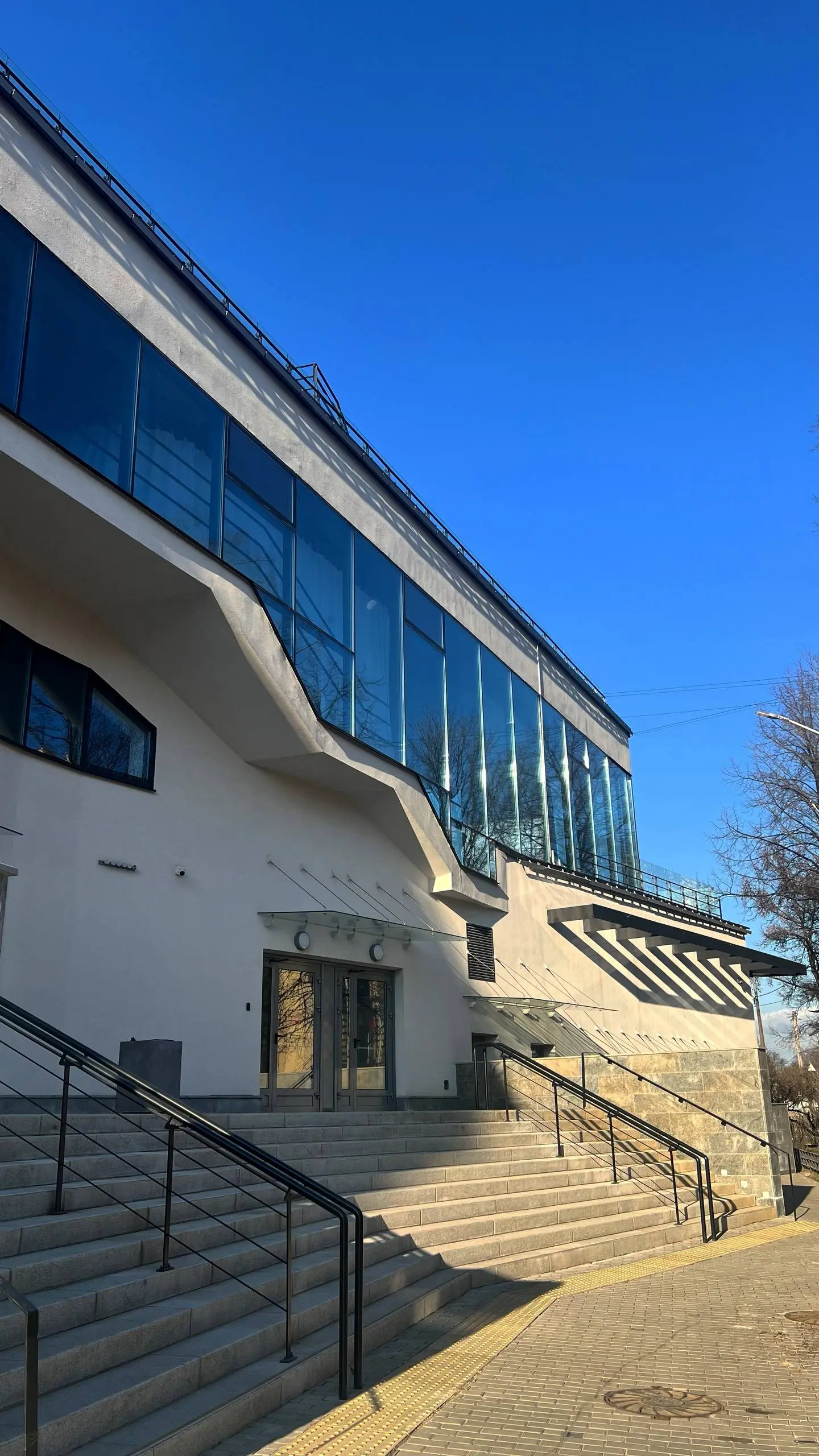 🩷🩷 Центр современного искусства им. Сергея Курёхина в Санкт-Петербурге 🧱
🪟🏛️🪟🏛️
Белые модернистские фасады с панорамным остеклением возвышаются над серым каменным стилобатом | Сетка — социальная сеть от hh.ru
