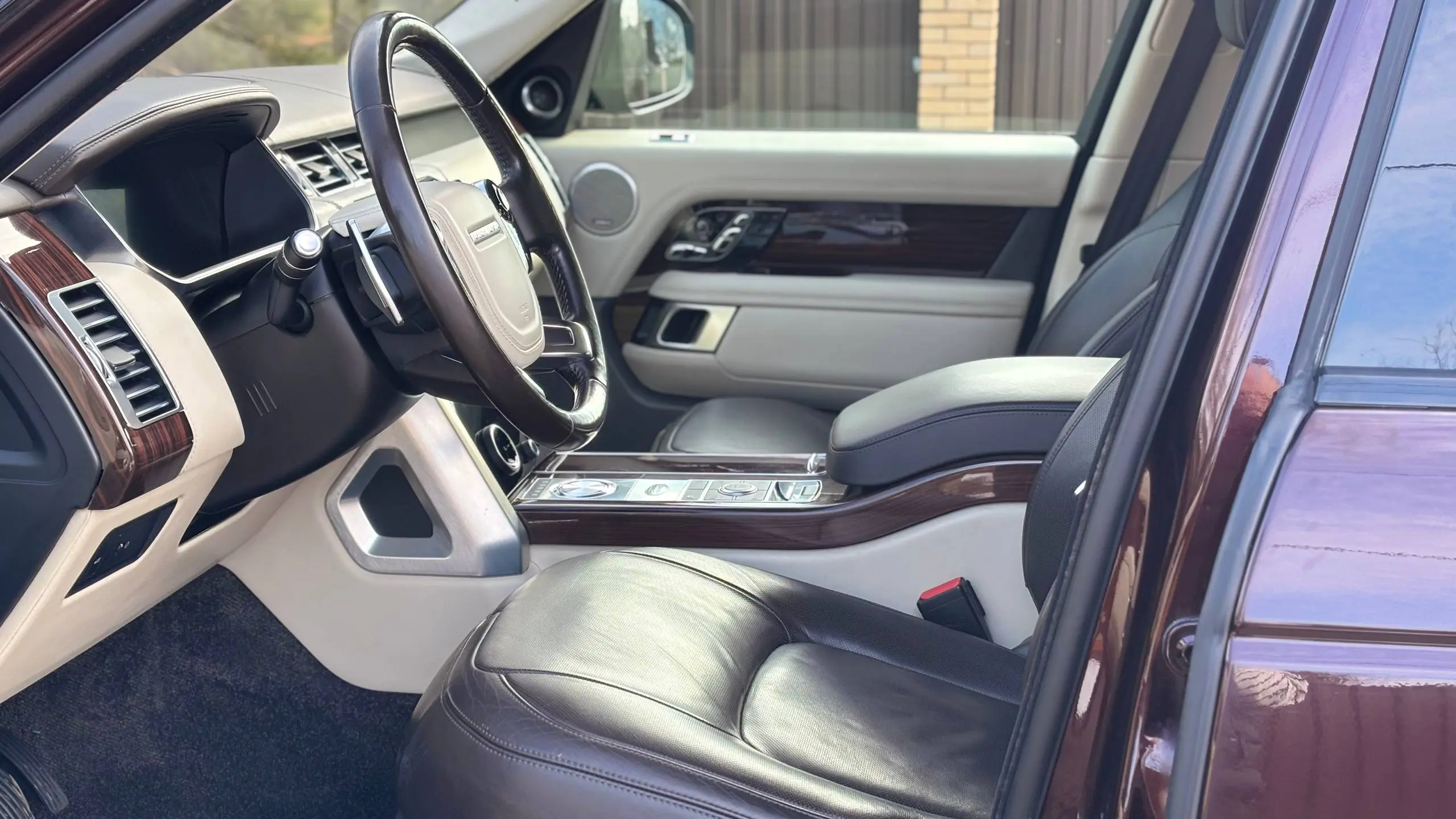 🔥 Range Rover 5.0 Autobiography. Таких почти не осталось
Приехал на комиссию очень редкий экземпляр.
Range Rover 2018 года,
двигатель 5.0 / 525 л.с. — тот самый компрессор.
Сразу по фактам | Сетка — социальная сеть от hh.ru