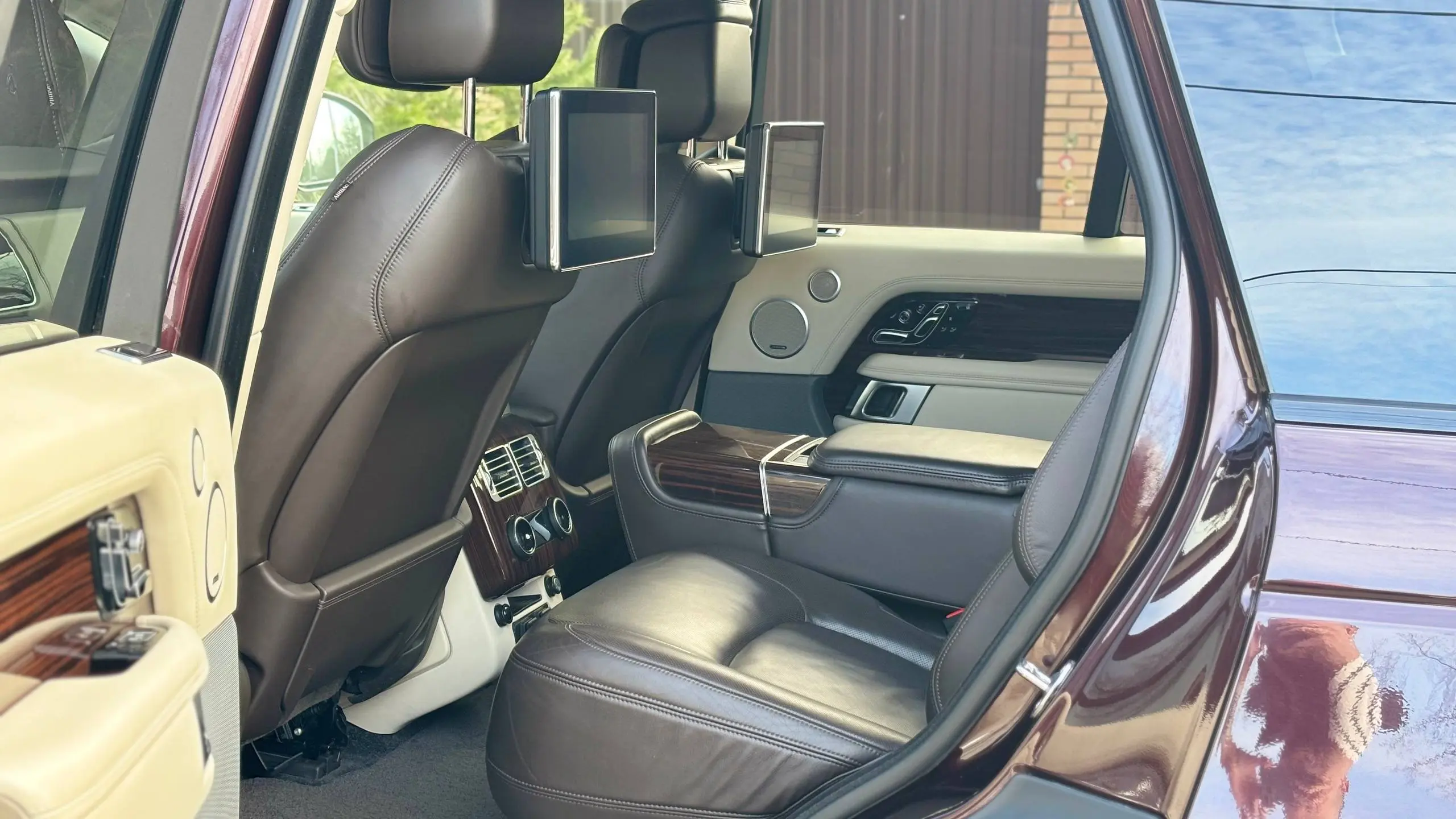 🔥 Range Rover 5.0 Autobiography. Таких почти не осталось
Приехал на комиссию очень редкий экземпляр.
Range Rover 2018 года,
двигатель 5.0 / 525 л.с. — тот самый компрессор.
Сразу по фактам | Сетка — социальная сеть от hh.ru