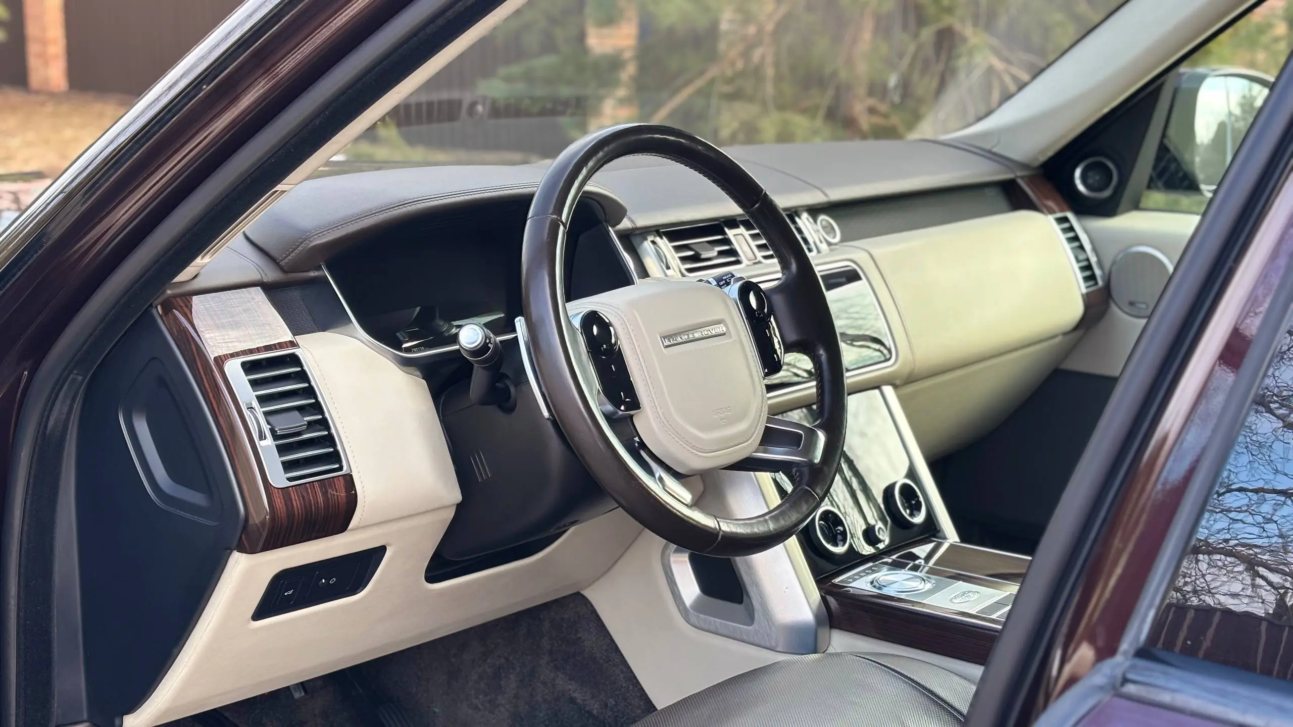 🔥 Range Rover 5.0 Autobiography. Таких почти не осталось
Приехал на комиссию очень редкий экземпляр.
Range Rover 2018 года,
двигатель 5.0 / 525 л.с. — тот самый компрессор.
Сразу по фактам | Сетка — социальная сеть от hh.ru