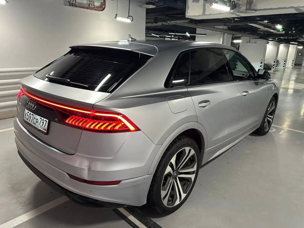 ⚡ Audi Q8 3.0d. Правильная конфигурация
На комиссии появился очень сильный вариант.
Дилерский Audi Q8,
дизель 3.0 / 249 л.с. — один из самых удачных моторов в этой модели.
Сразу по фактам | Сетка — социальная сеть от hh.ru