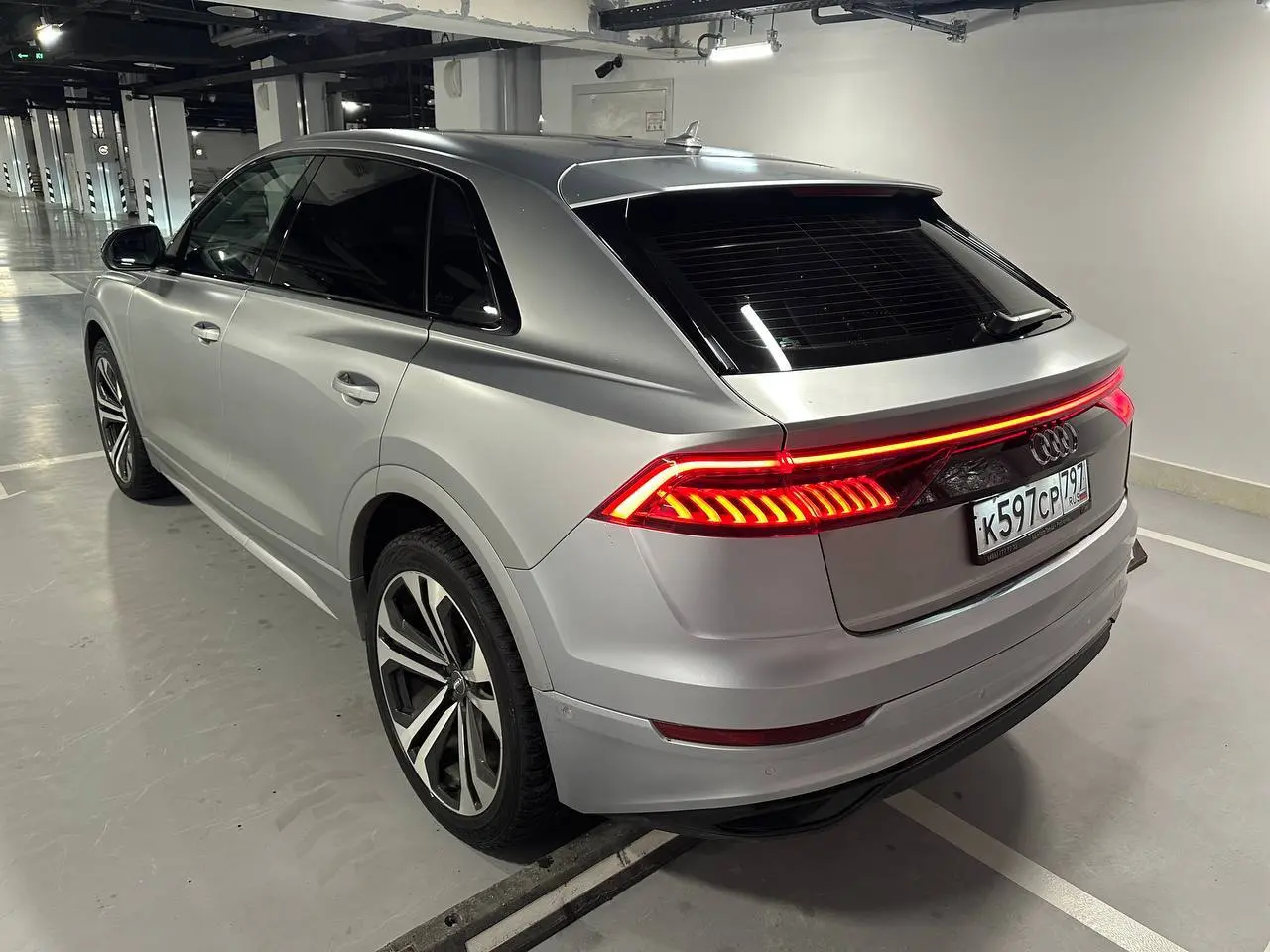 ⚡ Audi Q8 3.0d. Правильная конфигурация
На комиссии появился очень сильный вариант.
Дилерский Audi Q8,
дизель 3.0 / 249 л.с. — один из самых удачных моторов в этой модели.
Сразу по фактам | Сетка — социальная сеть от hh.ru