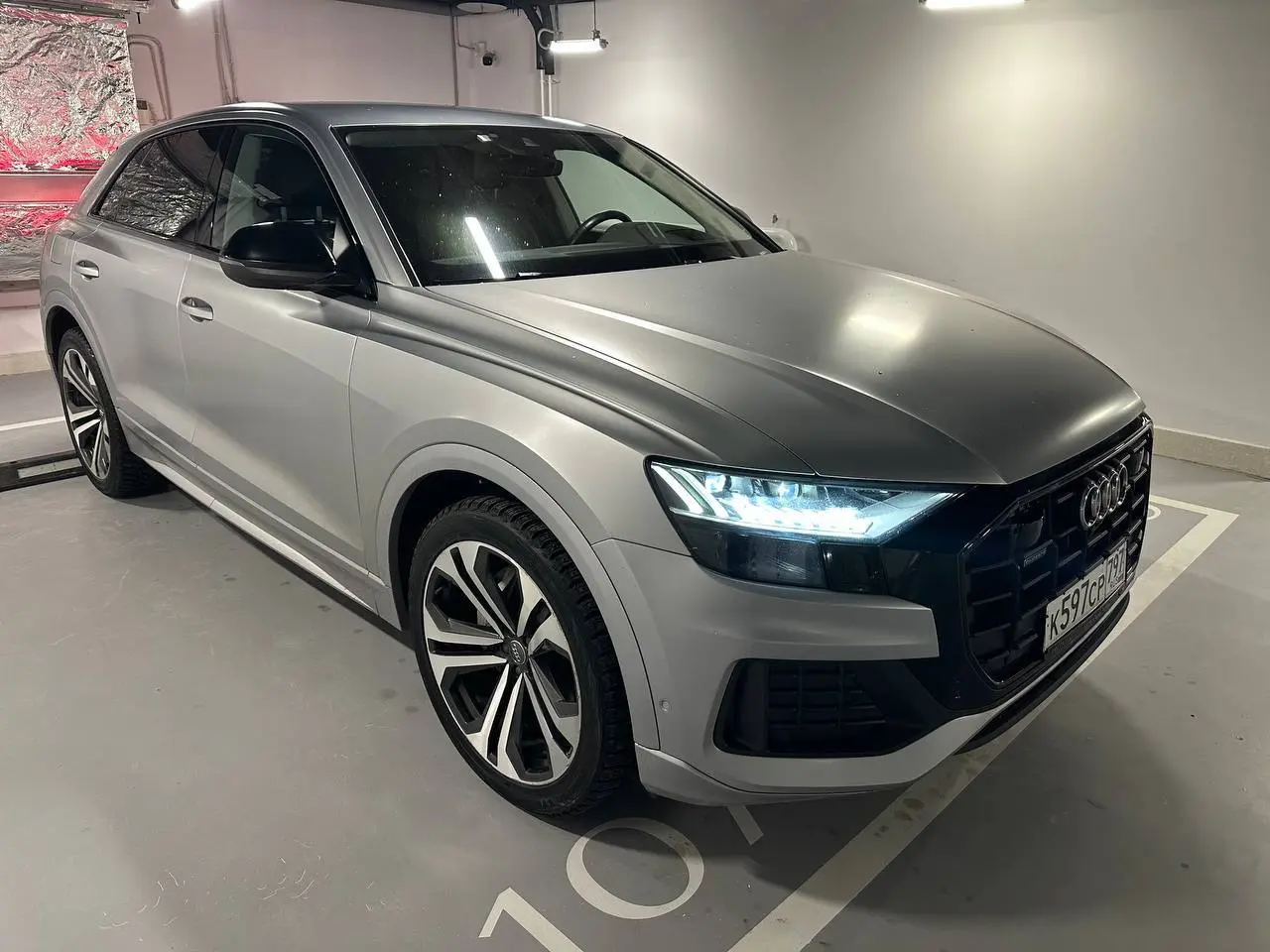 ⚡ Audi Q8 3.0d. Правильная конфигурация
На комиссии появился очень сильный вариант.
Дилерский Audi Q8,
дизель 3.0 / 249 л.с. — один из самых удачных моторов в этой модели.
Сразу по фактам | Сетка — социальная сеть от hh.ru