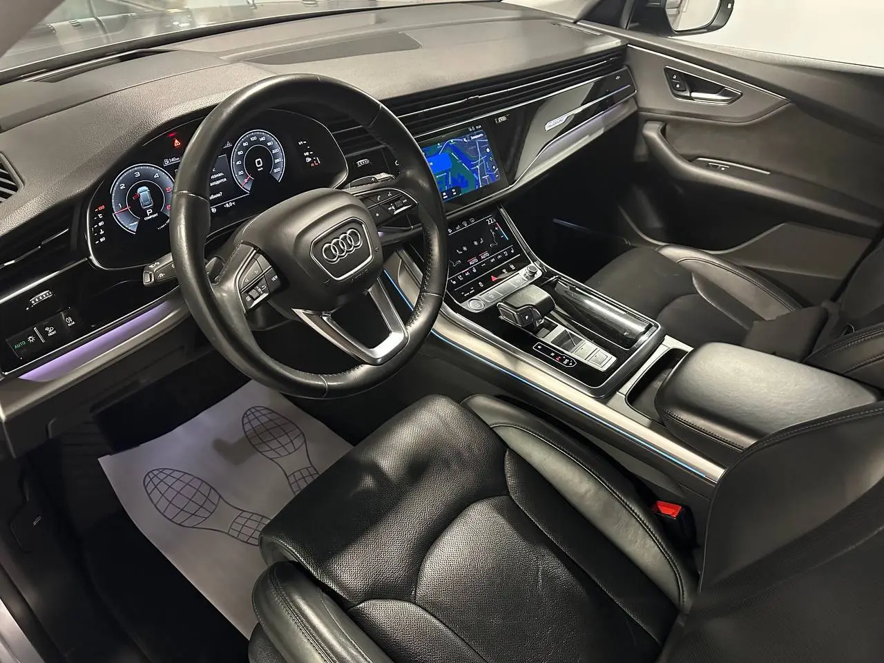 ⚡ Audi Q8 3.0d. Правильная конфигурация
На комиссии появился очень сильный вариант.
Дилерский Audi Q8,
дизель 3.0 / 249 л.с. — один из самых удачных моторов в этой модели.
Сразу по фактам | Сетка — социальная сеть от hh.ru