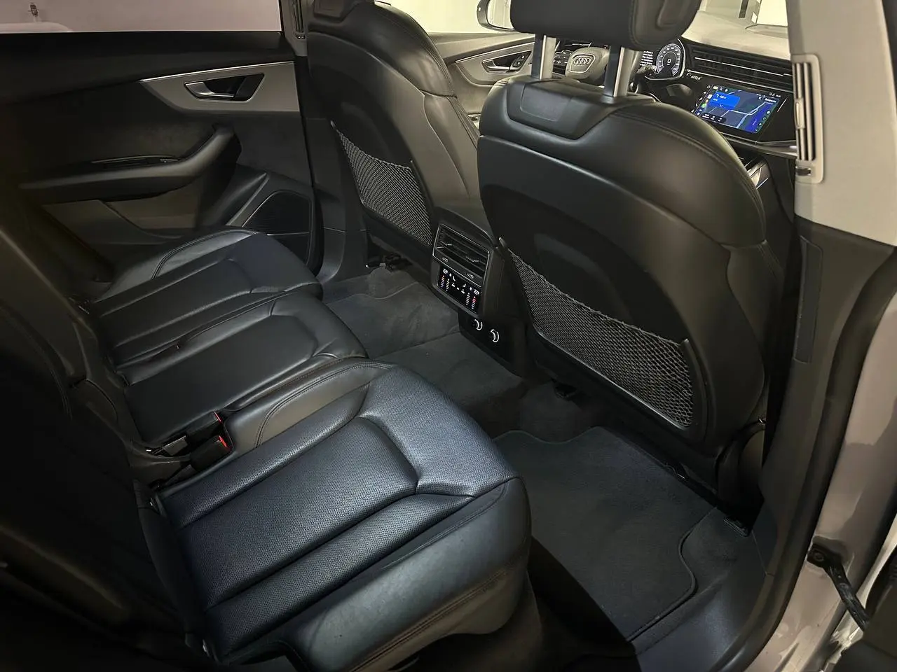 ⚡ Audi Q8 3.0d. Правильная конфигурация
На комиссии появился очень сильный вариант.
Дилерский Audi Q8,
дизель 3.0 / 249 л.с. — один из самых удачных моторов в этой модели.
Сразу по фактам | Сетка — социальная сеть от hh.ru