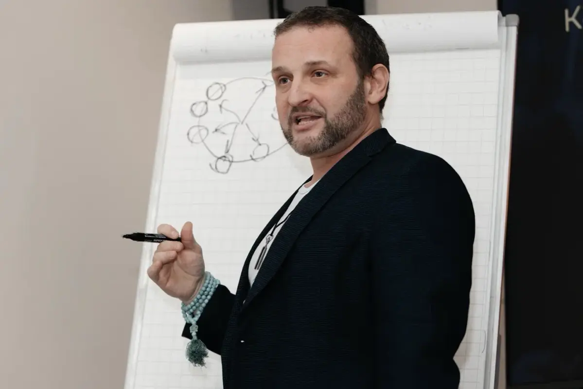 Процесс продажи vs Процесс покупки: почему ваши менеджеры теряют миллионные контракты
Те, кто знают меня давно, помнят меня в двух ипостасях | Сетка — социальная сеть от hh.ru