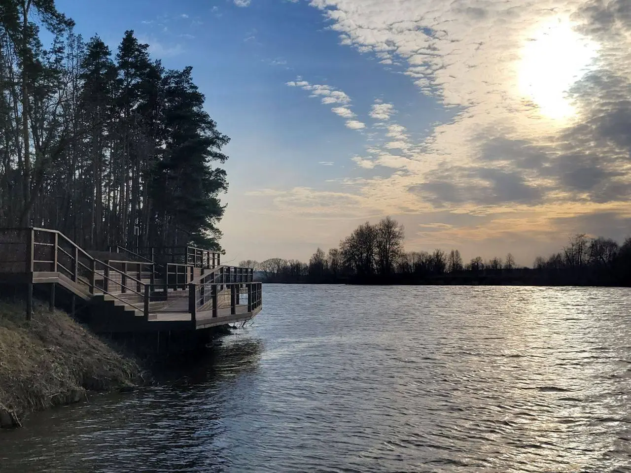 🌳 Парк у воды «Отражение»: живописное место на берегу Москвы-реки
Зелень деревьев, блики на воде, тишина и гармония. Идеальное место, чтобы отвлечься от городской суеты и насладиться моментом | Сетка — социальная сеть от hh.ru