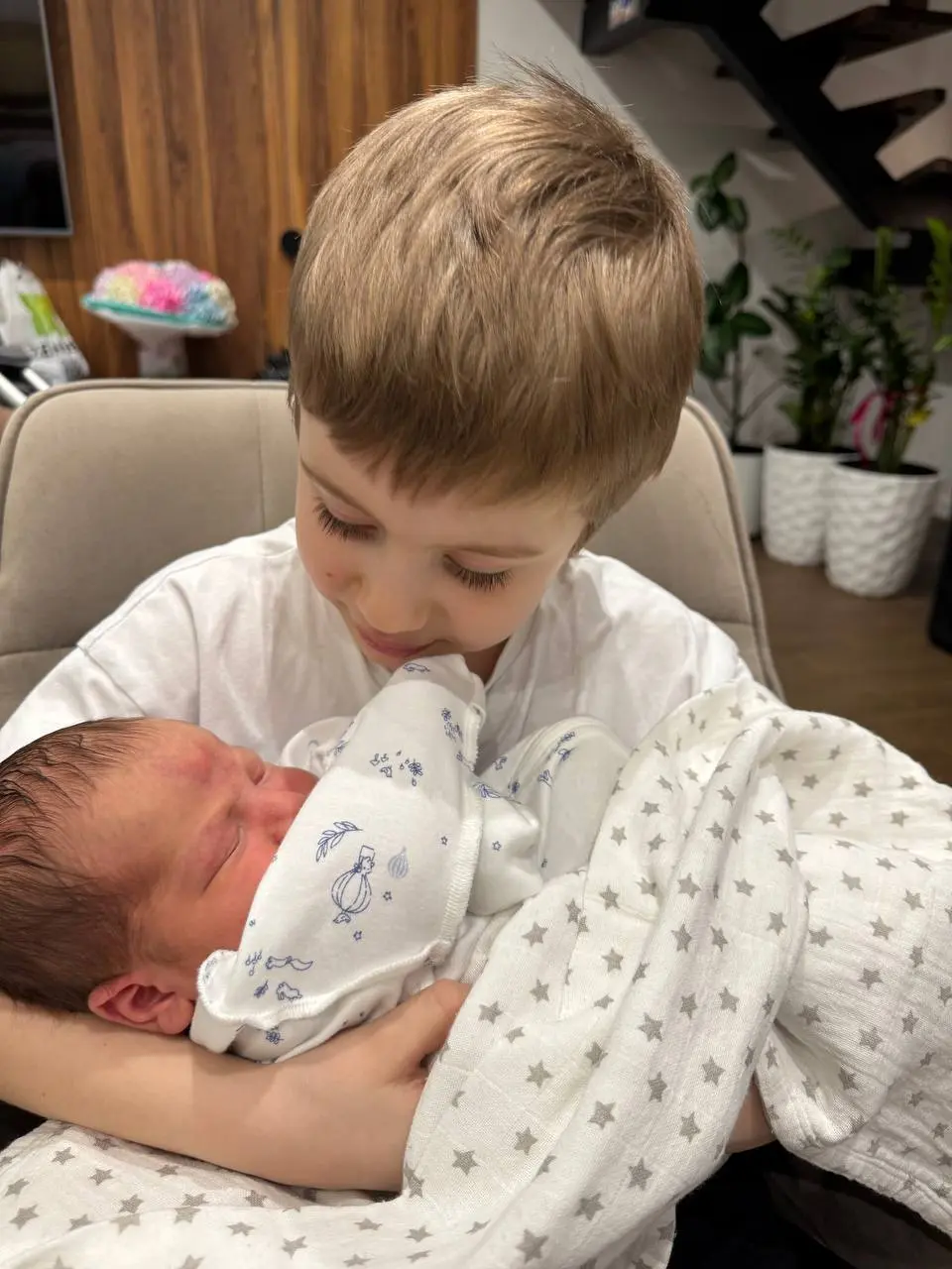 Целый год как одно мгновенье
Невозможно быстро летит время | Сетка — социальная сеть от hh.ru