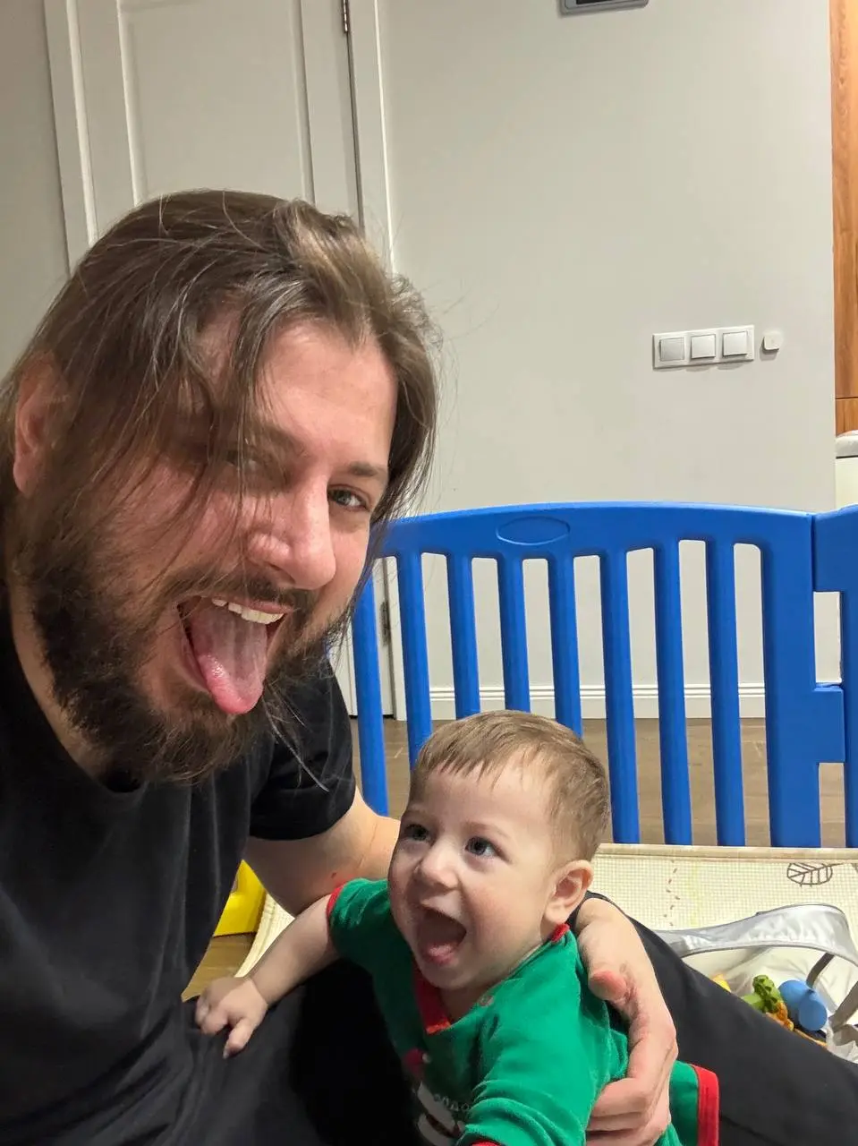 Целый год как одно мгновенье
Невозможно быстро летит время | Сетка — социальная сеть от hh.ru