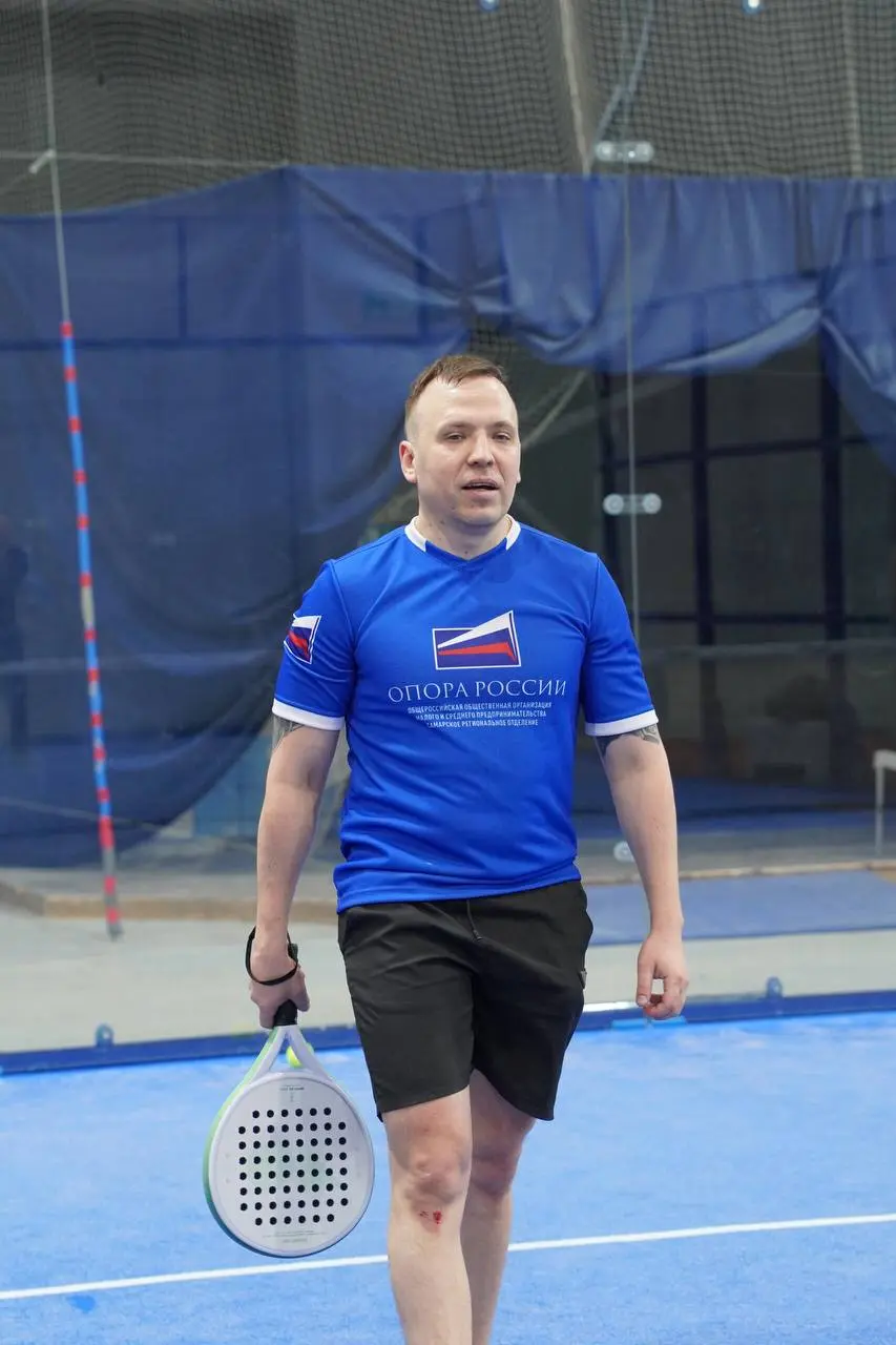 Сегодня закрытым клубом «3 к 1» поиграли в падел — вид спорта, который сейчас стремительно набирает популярность.
Играли серьёзно, проигрывали достойно, между розыгрышами обсуждали дела и планы | Сетка — социальная сеть от hh.ru