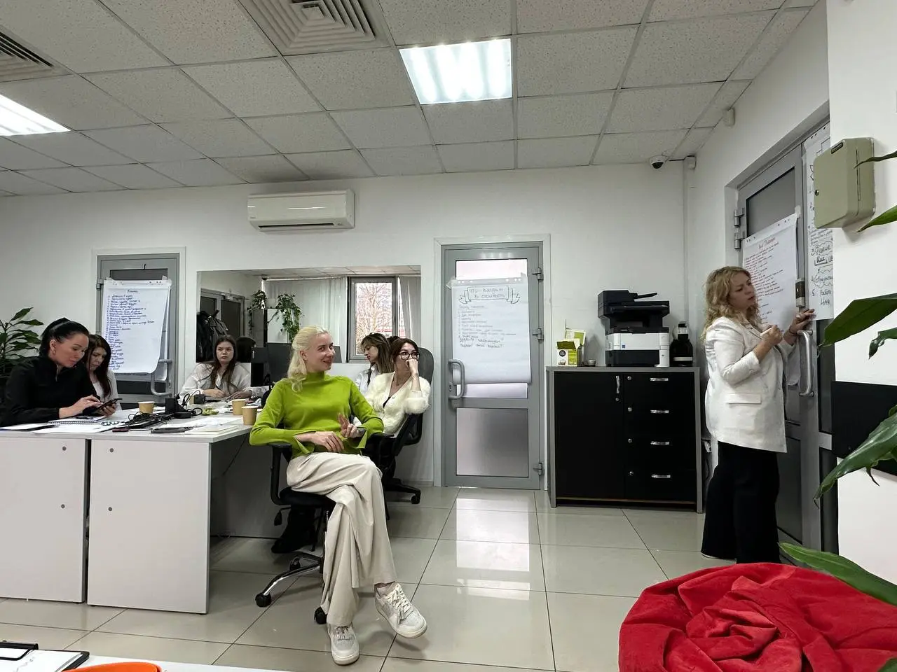 🐬 Провели серию тренингов по Эффективному бронированию для сотрудников сети апартаментов Сиа рент в Сочи! 🌊
За 4 дня мы подробно разобрали этапы продаж, обсудили, что важно для гостя и как добиться вы... | Сетка — социальная сеть от hh.ru