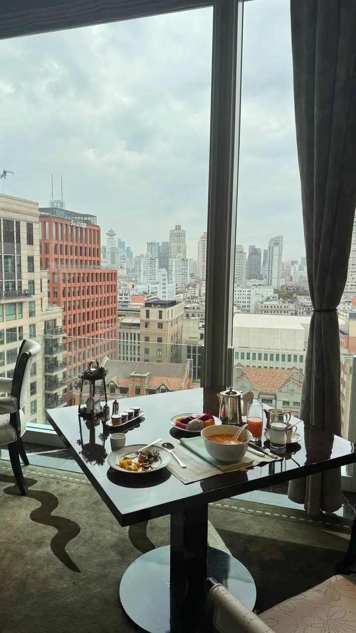 Лайфхак: как посмотреть клевые отели, даже если они вам не по карману!
Даже два:
1 | Сетка — социальная сеть от hh.ru