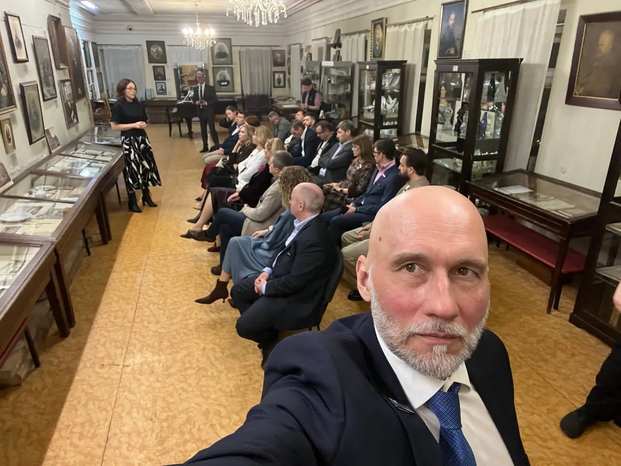 А вчера развиртуализировались с коллегами по Клубом менторов в музее.
На экскурсионной части нас делили на умных и красивых | Сетка — социальная сеть от hh.ru