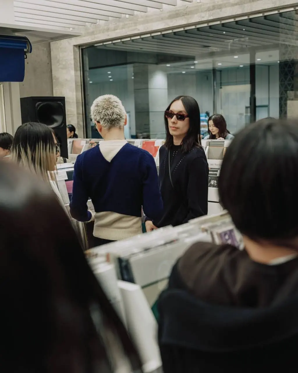 Пространство винила от JIL SANDER в Токио 🤍
В честь запуска дебютной коллекции Симоне Беллотти в Токио бренд возродил Cisco records, закрывшийся в 2007 году, в своем флагманском магазине в Гинзе | Сетка — социальная сеть от hh.ru