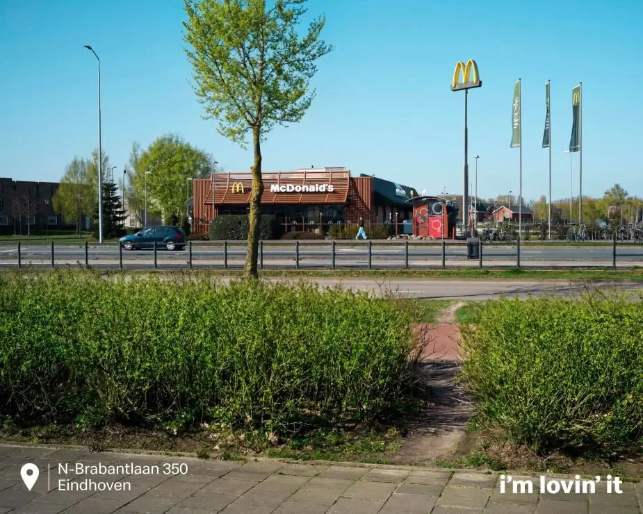 🍔 Вижу McDonald’s — не вижу препятствий
Бренд фастфуда в Нидерландах заметил, что посетители часто хотят сократить путь к любимой еде | Сетка — социальная сеть от hh.ru