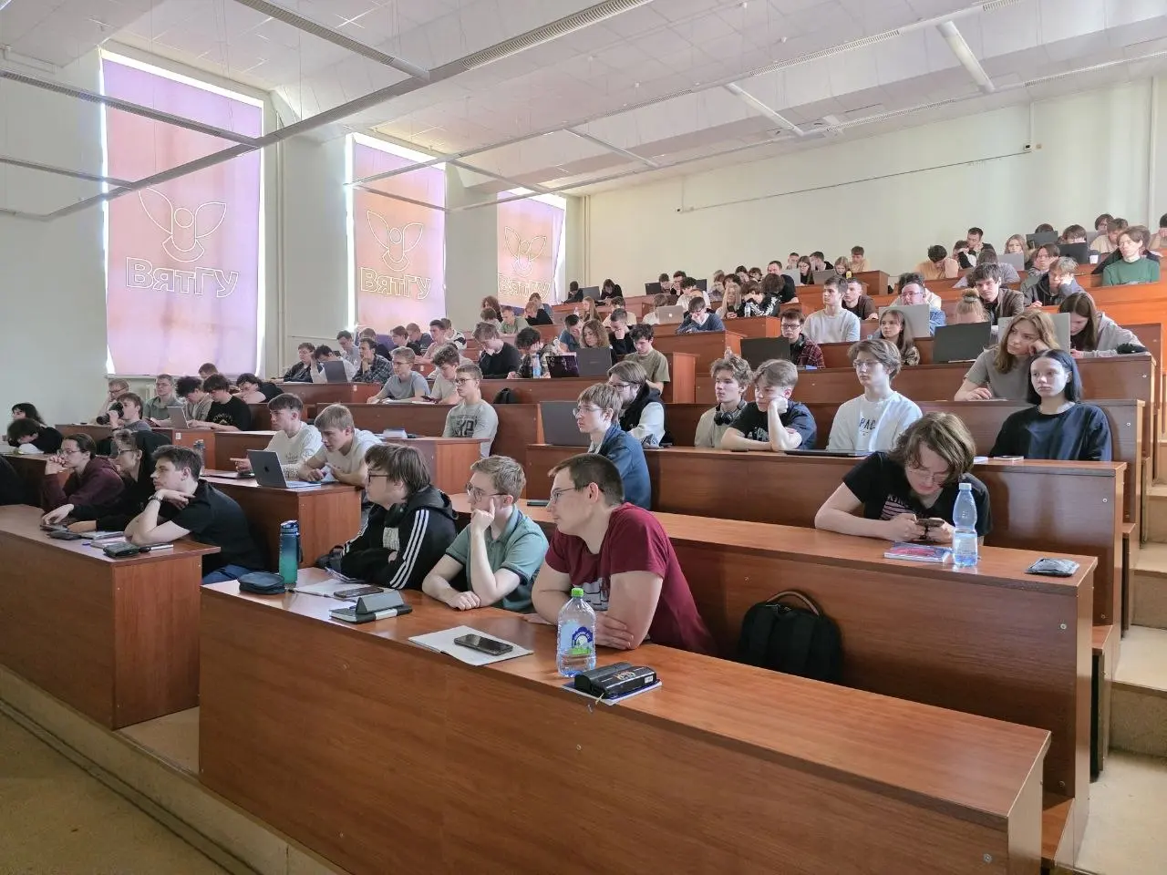 Ещё в четверг-пятницу на прошлой неделе мы проводили внутри компании цикл закрытых семинаров по инструментам разработки с AI под капотам. Коллеги делились внутри своими наработками, лучшими практиками | Сетка — социальная сеть от hh.ru