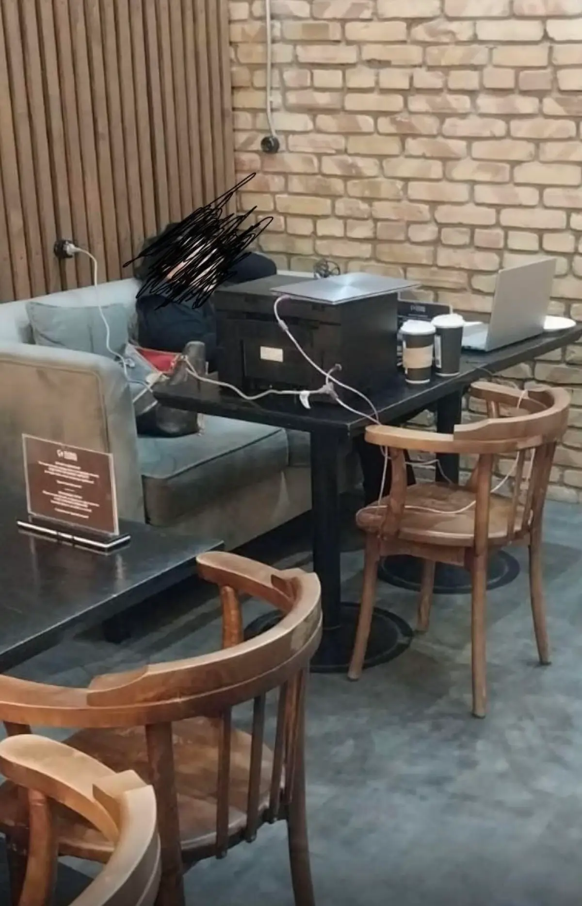В соцсетях завирусилось фото самой наглой удаленщицы
Девушка обустроила себе полноценный офис в заведении — она принесла огромный принтер и сразу два ноутбука | Сетка — социальная сеть от hh.ru