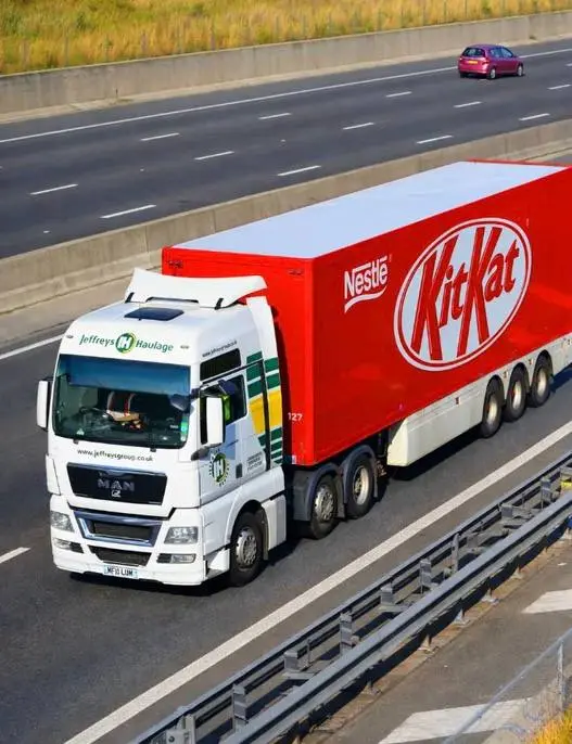✍️В Европе угнали грузовик с 12 тоннами шоколадок KitKat. Внутри фуры было 414 тысяч тех самых шоколадок-болидов, которые KitKat сделал в коллабе с Формулой-1 | Сетка — социальная сеть от hh.ru