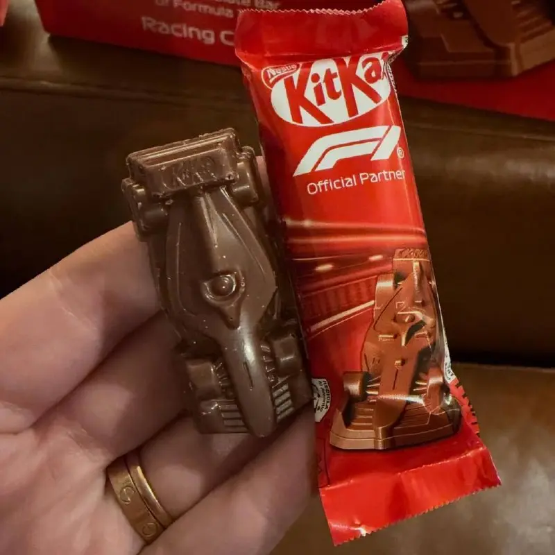 ✍️В Европе угнали грузовик с 12 тоннами шоколадок KitKat. Внутри фуры было 414 тысяч тех самых шоколадок-болидов, которые KitKat сделал в коллабе с Формулой-1 | Сетка — социальная сеть от hh.ru