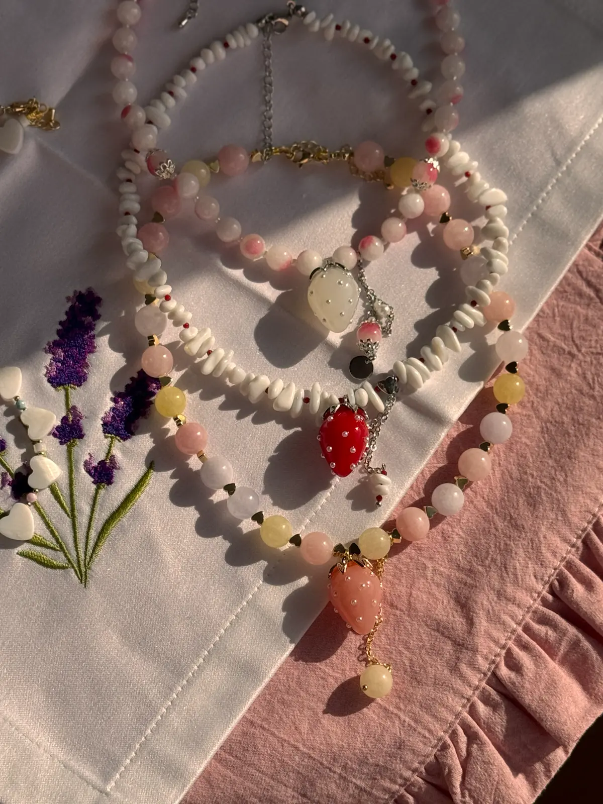 Весна! 🌿Нежность! 🕊️Вдохновение! ✨
Самое время побаловать себя новым украшением!
В наличии.
В работе использовала натуральный камень - берилловый кварц, розовый турмалин и перламутр. | Сетка — социальная сеть от hh.ru