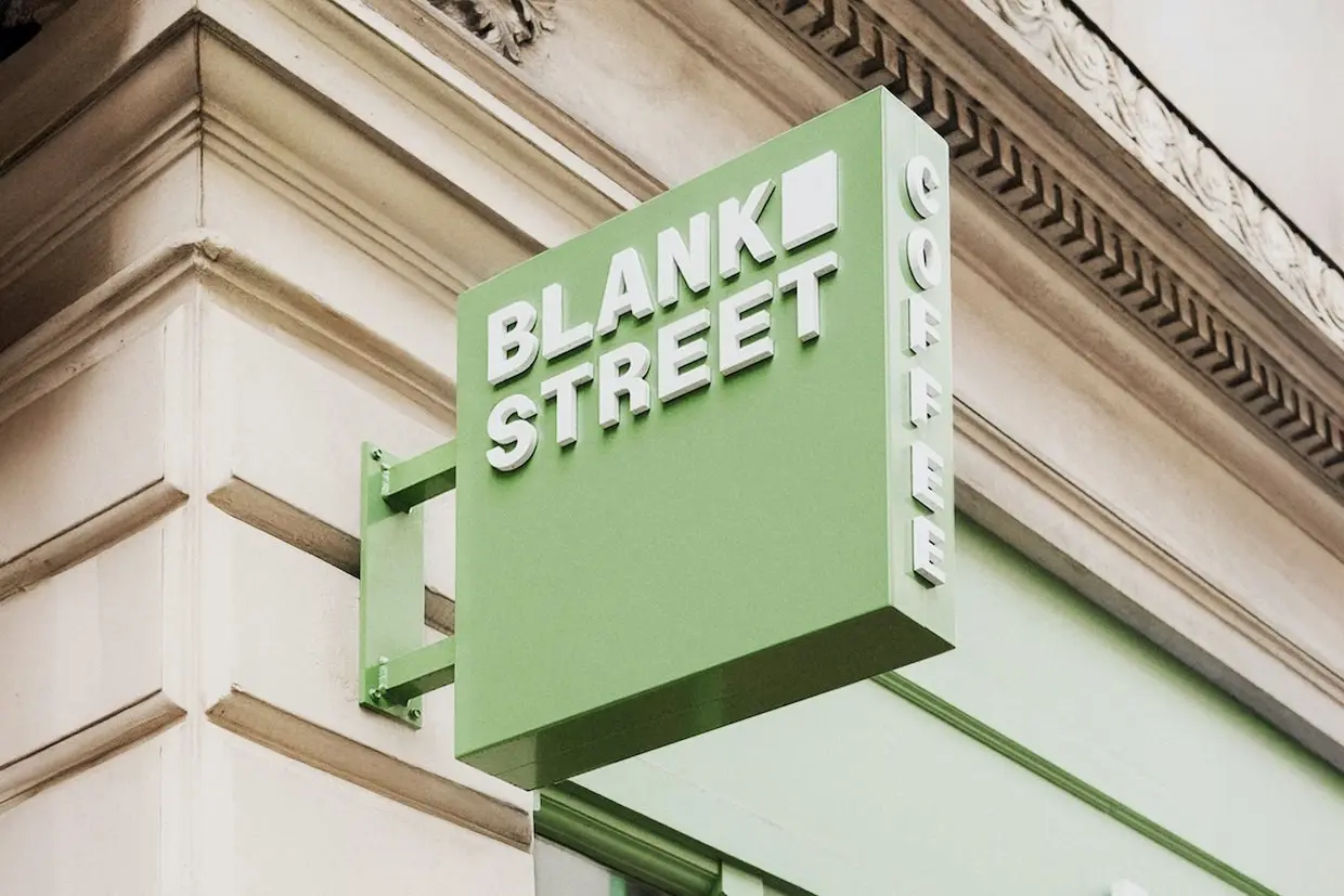 Кофейня, которую бы придумал ChatGPT
В США есть сеть кофеен под названием Blank Street | Сетка — социальная сеть от hh.ru