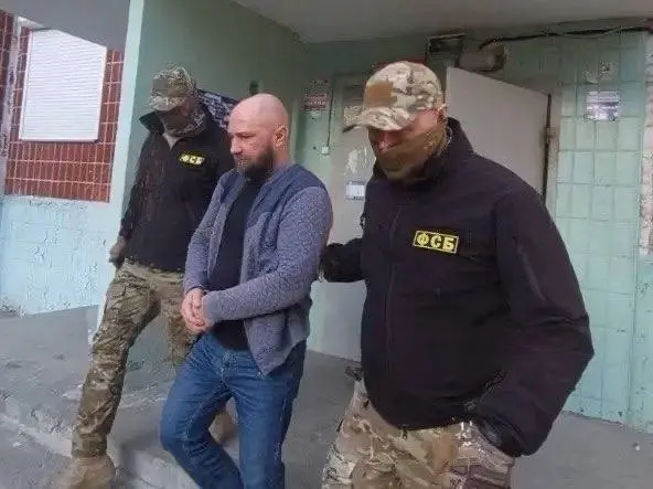В Ярославской области задержали замминистра строительства и ЖКХ Вячеслава Коробейникова.
По версии следствия, он получил взятку от бизнесмена за помощь в рамках программы «Чистая вода» | Сетка — социальная сеть от hh.ru
