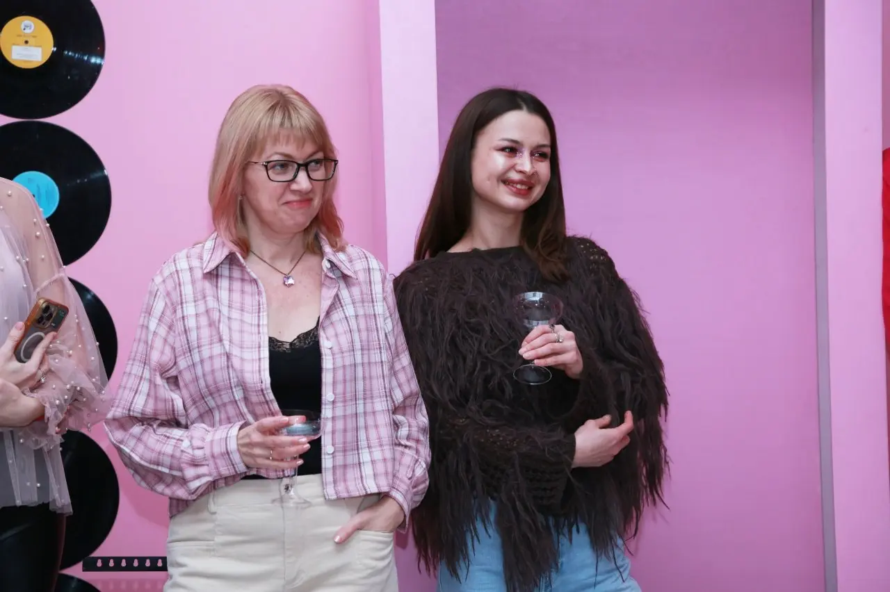 Сегодня серьёзных постов не будет! Почему? Загадка) На кадрах арт-вечеринка #ROZOVO, фотограф Алёна Филина.
Живые встречи с актуальным Искусством происходят здесь https://артэпицентр | Сетка — социальная сеть от hh.ru