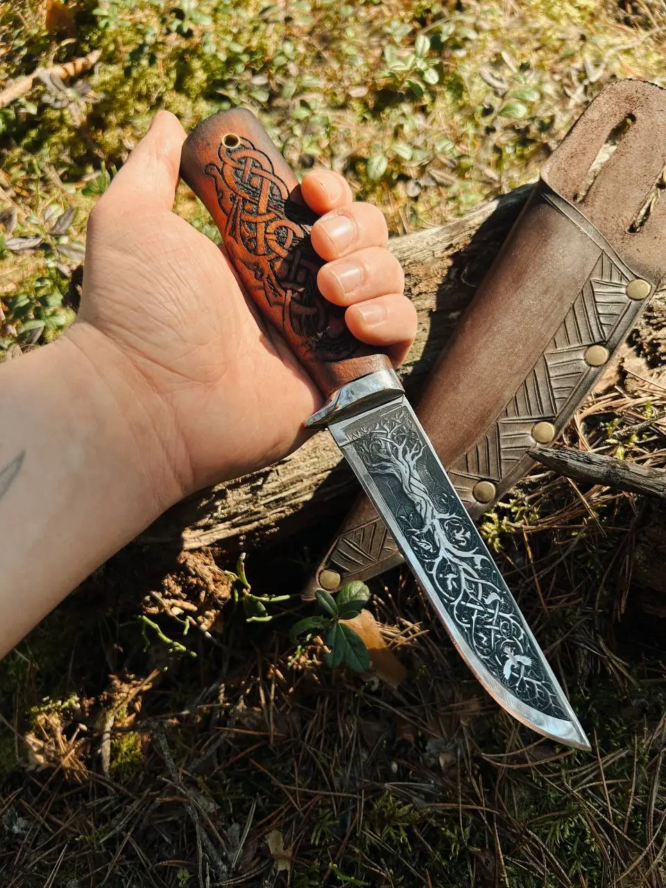 Давненько у нас не было ножей 🔪
Нож «Древо рода». Название буквально прорастает корнями в самое важное: в память, в силу поколений, в связь, которую невозможно разорвать временем | Сетка — социальная сеть от hh.ru