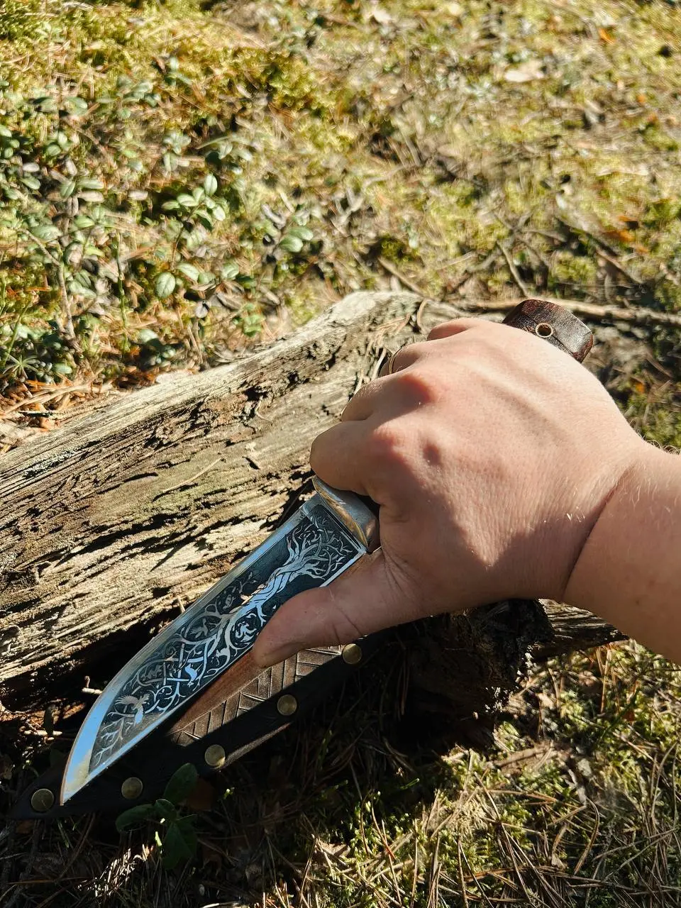 Давненько у нас не было ножей 🔪
Нож «Древо рода». Название буквально прорастает корнями в самое важное: в память, в силу поколений, в связь, которую невозможно разорвать временем | Сетка — социальная сеть от hh.ru
