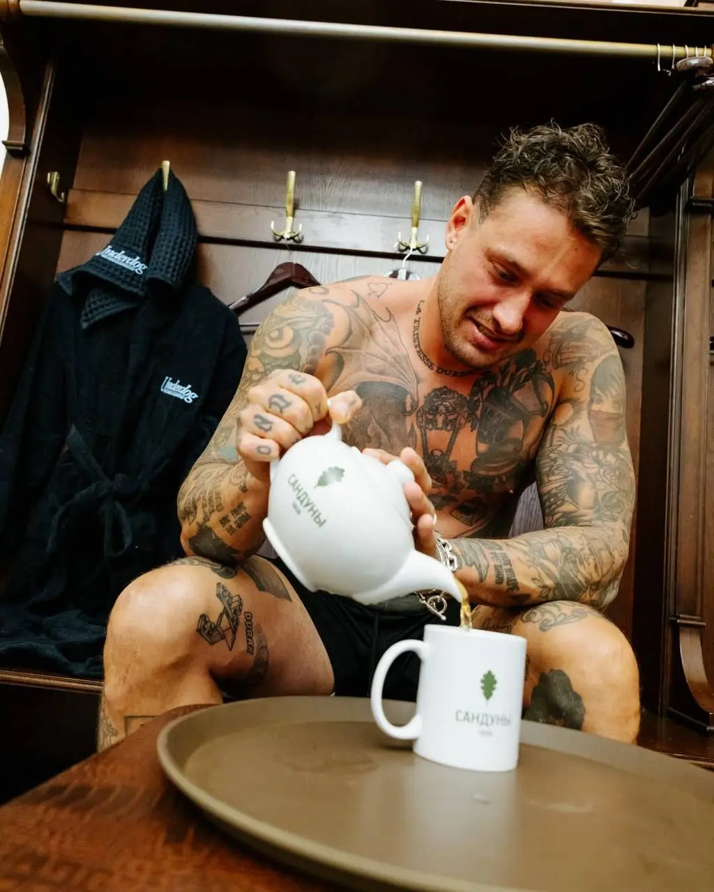 Андеграунд на велнесе
Нравится, что самые даже самые нишевые московские рестораторы оказались в бане. Что говорить про всех звезд ресторанной индустрии
Вашему вниманию коллаборация Underdog x Сандуны | Сетка — социальная сеть от hh.ru