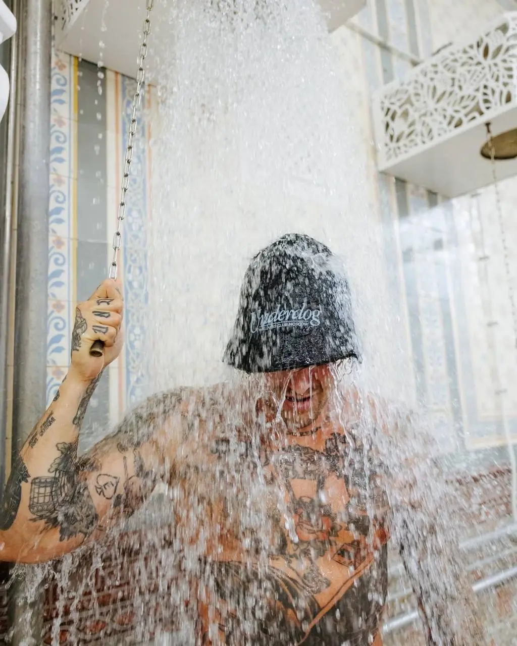 Андеграунд на велнесе
Нравится, что самые даже самые нишевые московские рестораторы оказались в бане. Что говорить про всех звезд ресторанной индустрии
Вашему вниманию коллаборация Underdog x Сандуны | Сетка — социальная сеть от hh.ru